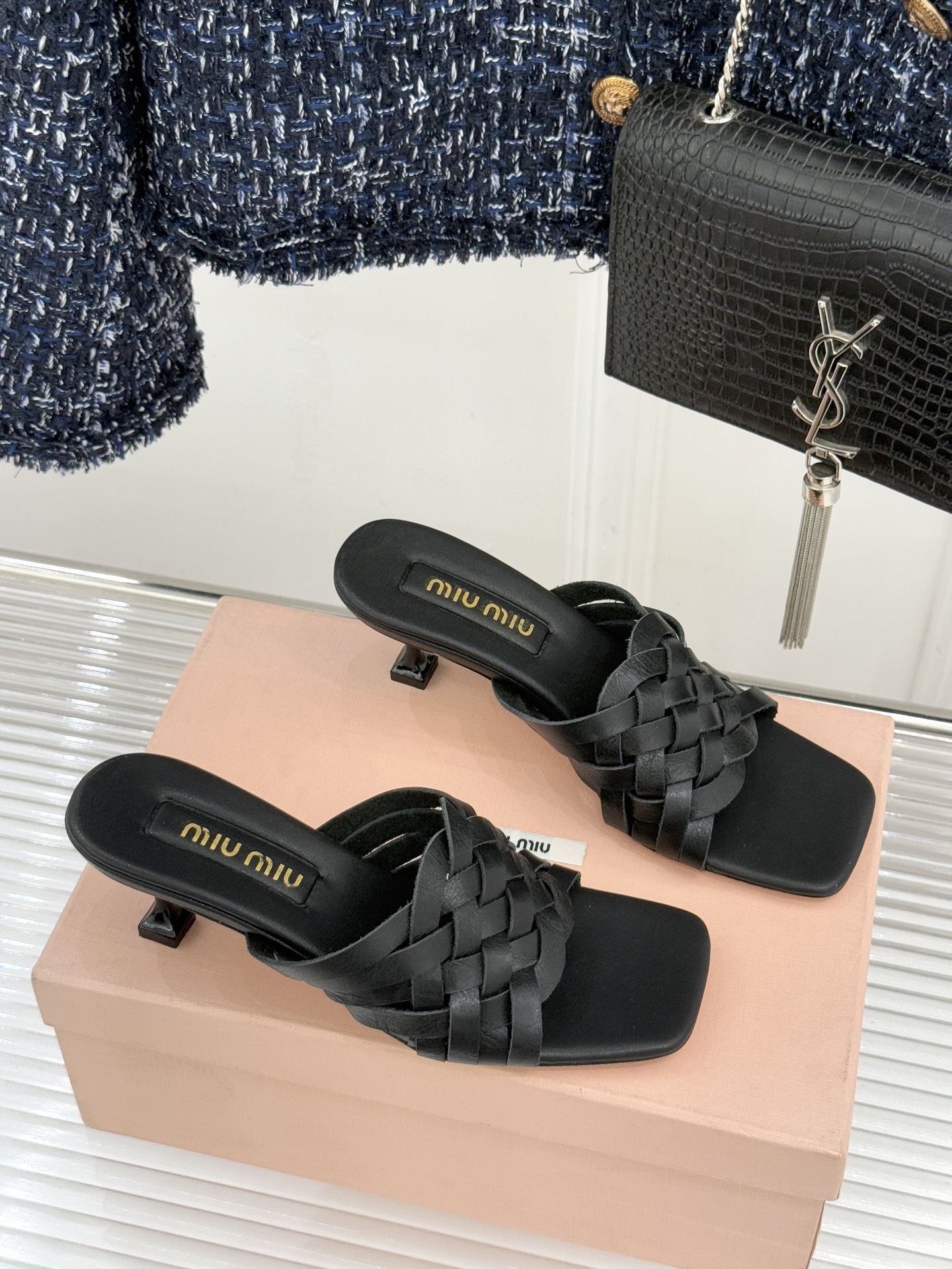 Miu Miu/缪缪26WF早春新品编织方头猫跟拖鞋以手工质感演绎夏日慵懒千金风。精致编织肌理细腻透气复