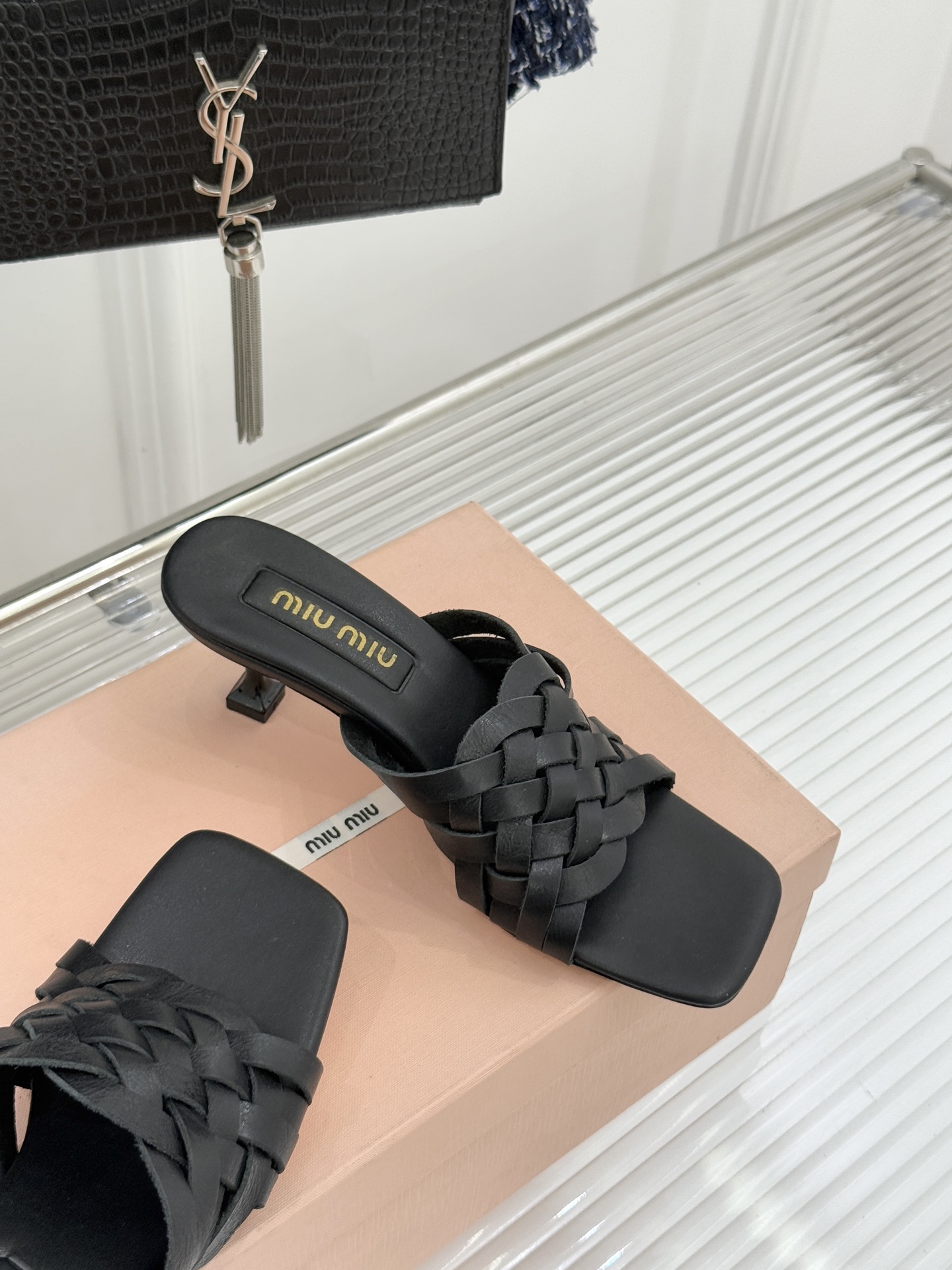 Miu Miu/缪缪26WF早春新品编织方头猫跟拖鞋以手工质感演绎夏日慵懒千金风。精致编织肌理细腻透气复