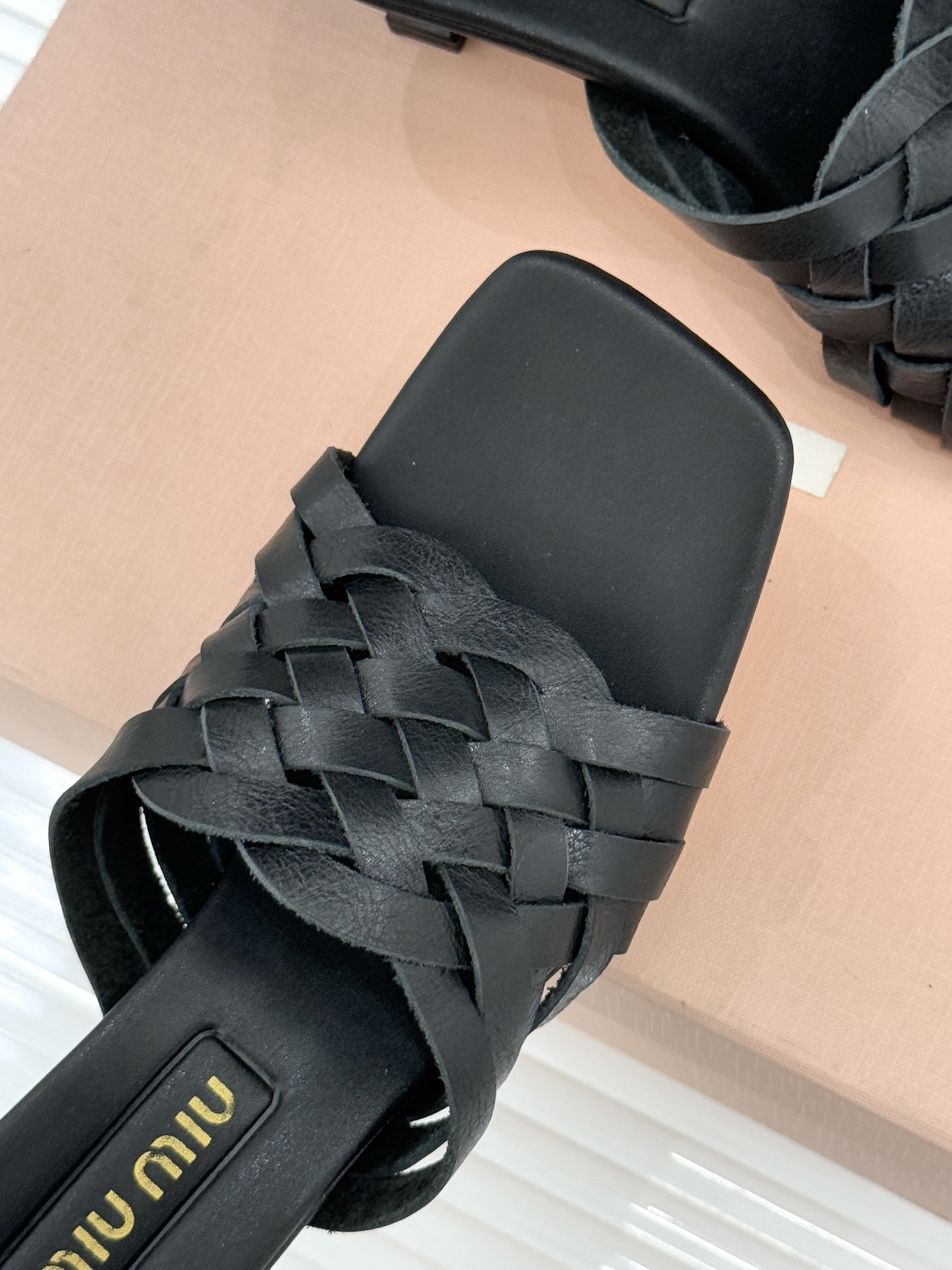 Miu Miu/缪缪26WF早春新品编织方头猫跟拖鞋以手工质感演绎夏日慵懒千金风。精致编织肌理细腻透气复