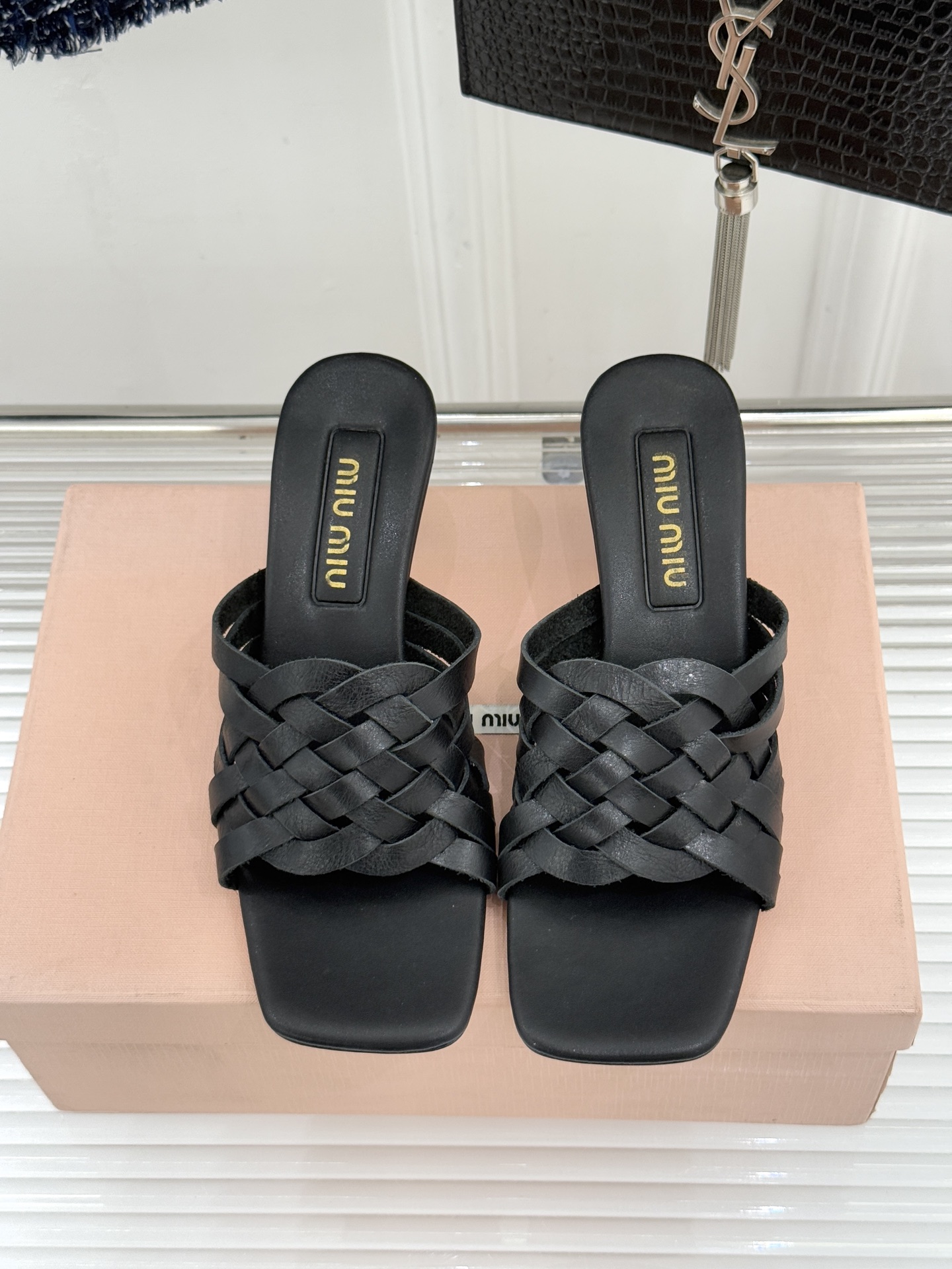 Miu Miu/缪缪26WF早春新品编织方头猫跟拖鞋以手工质感演绎夏日慵懒千金风。精致编织肌理细腻透气复