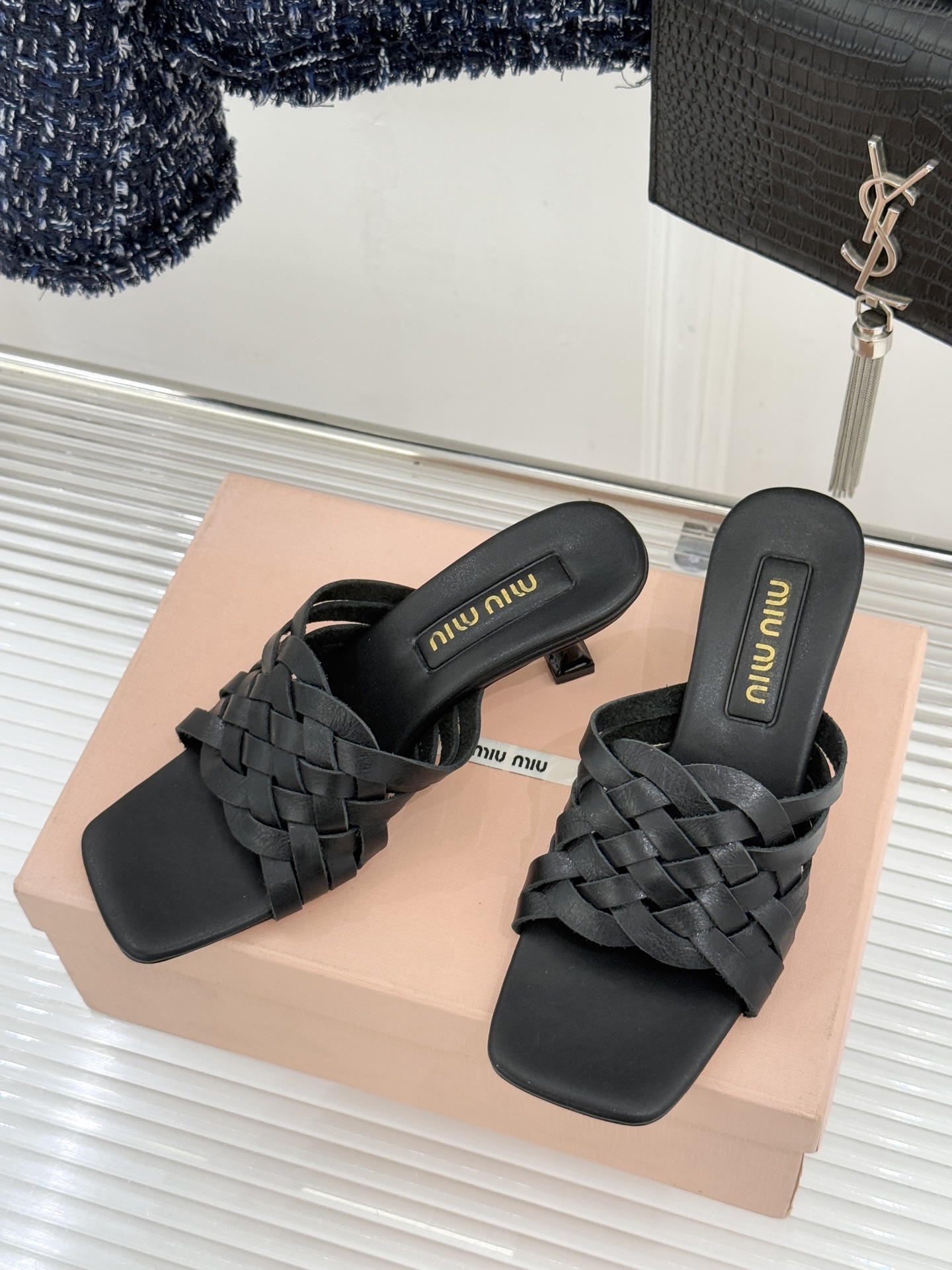 Miu Miu/缪缪26WF早春新品编织方头猫跟拖鞋以手工质感演绎夏日慵懒千金风。精致编织肌理细腻透气复