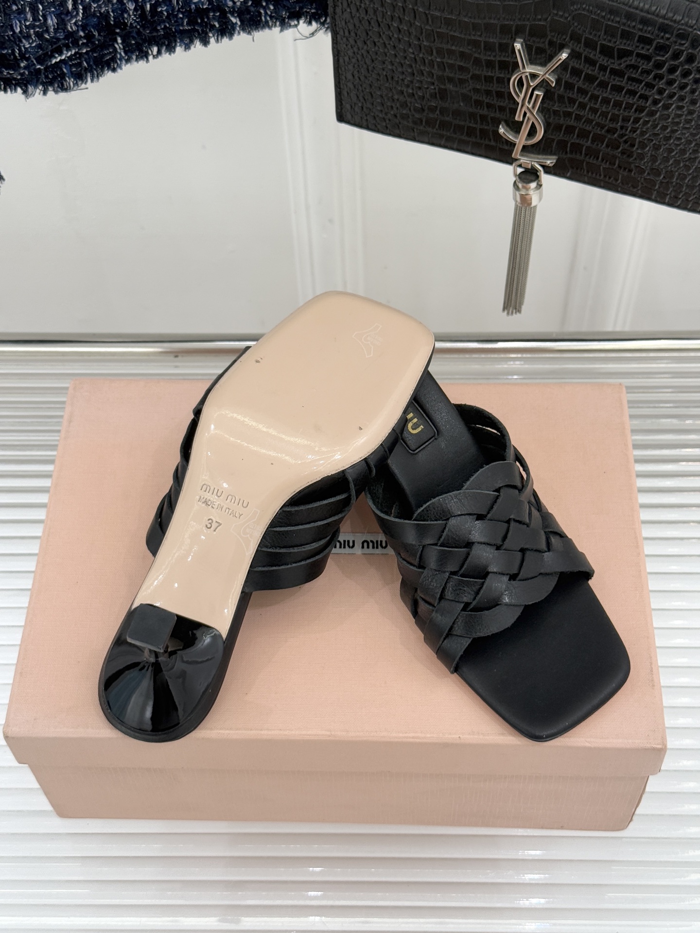 Miu Miu/缪缪26WF早春新品编织方头猫跟拖鞋以手工质感演绎夏日慵懒千金风。精致编织肌理细腻透气复