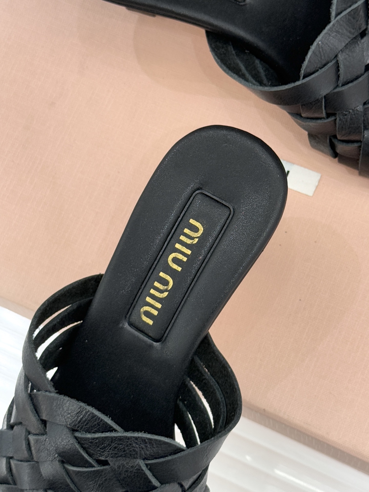 Miu Miu/缪缪26WF早春新品编织方头猫跟拖鞋以手工质感演绎夏日慵懒千金风。精致编织肌理细腻透气复