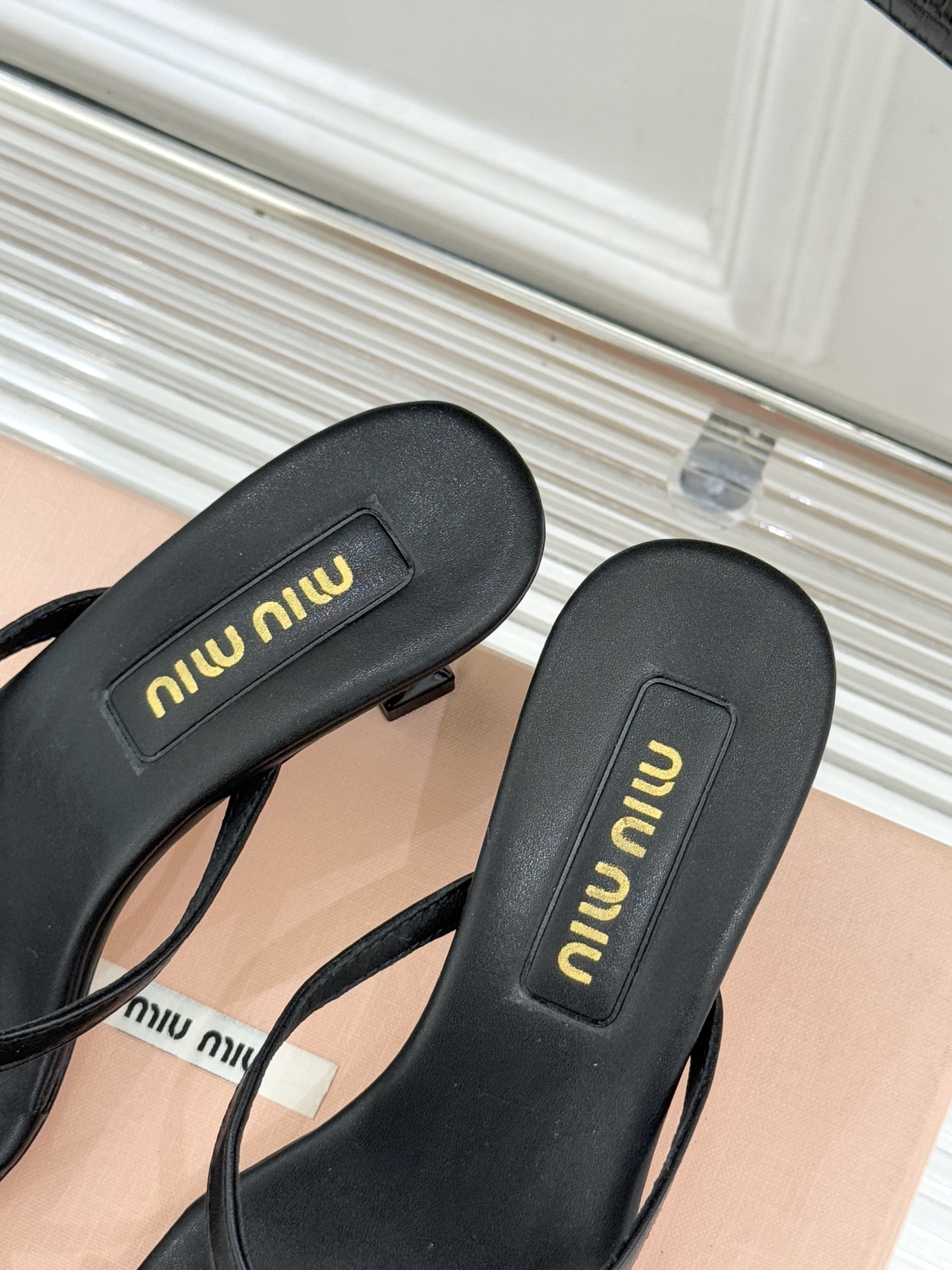 Miu Miu/缪缪26WF早春新品铆钉方头猫跟拖鞋把少女感与甜酷气质平衡得恰到好处。利落方头修饰脚型，