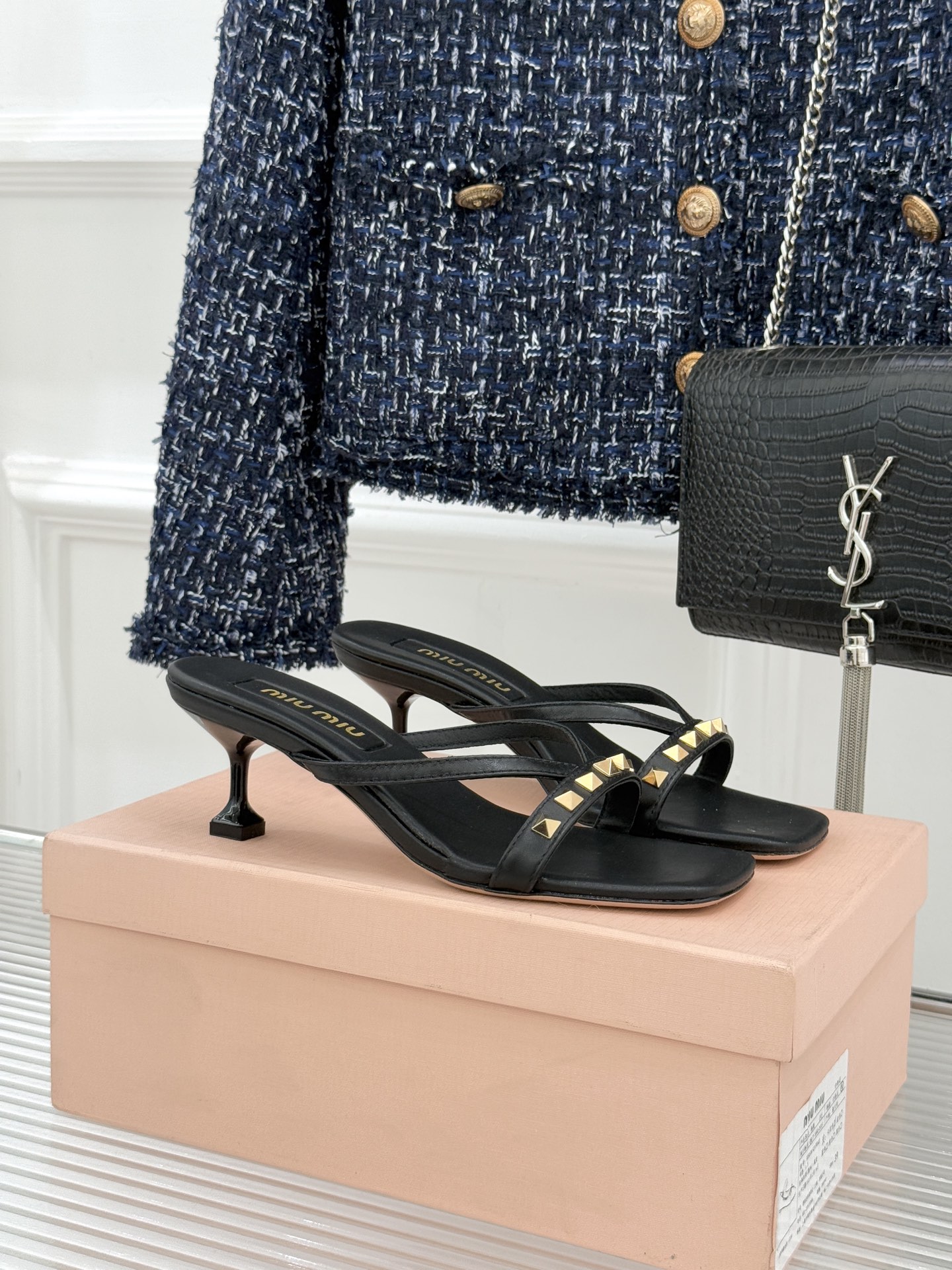 Miu Miu/缪缪26WF早春新品铆钉方头猫跟拖鞋把少女感与甜酷气质平衡得恰到好处。利落方头修饰脚型，