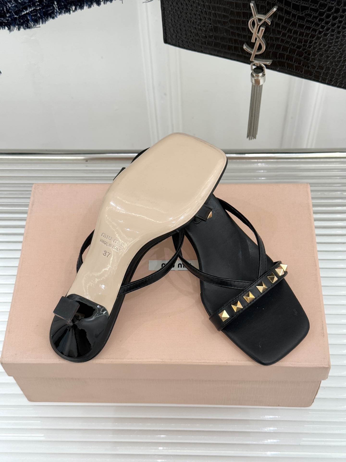 Miu Miu/缪缪26WF早春新品铆钉方头猫跟拖鞋把少女感与甜酷气质平衡得恰到好处。利落方头修饰脚型，