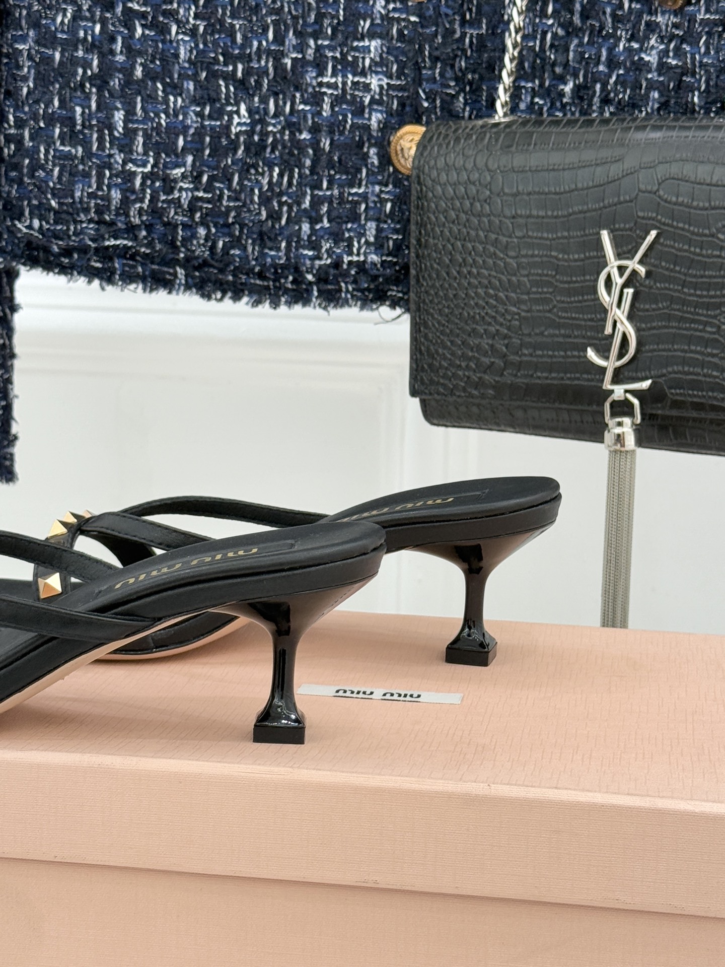 Miu Miu/缪缪26WF早春新品铆钉方头猫跟拖鞋把少女感与甜酷气质平衡得恰到好处。利落方头修饰脚型，