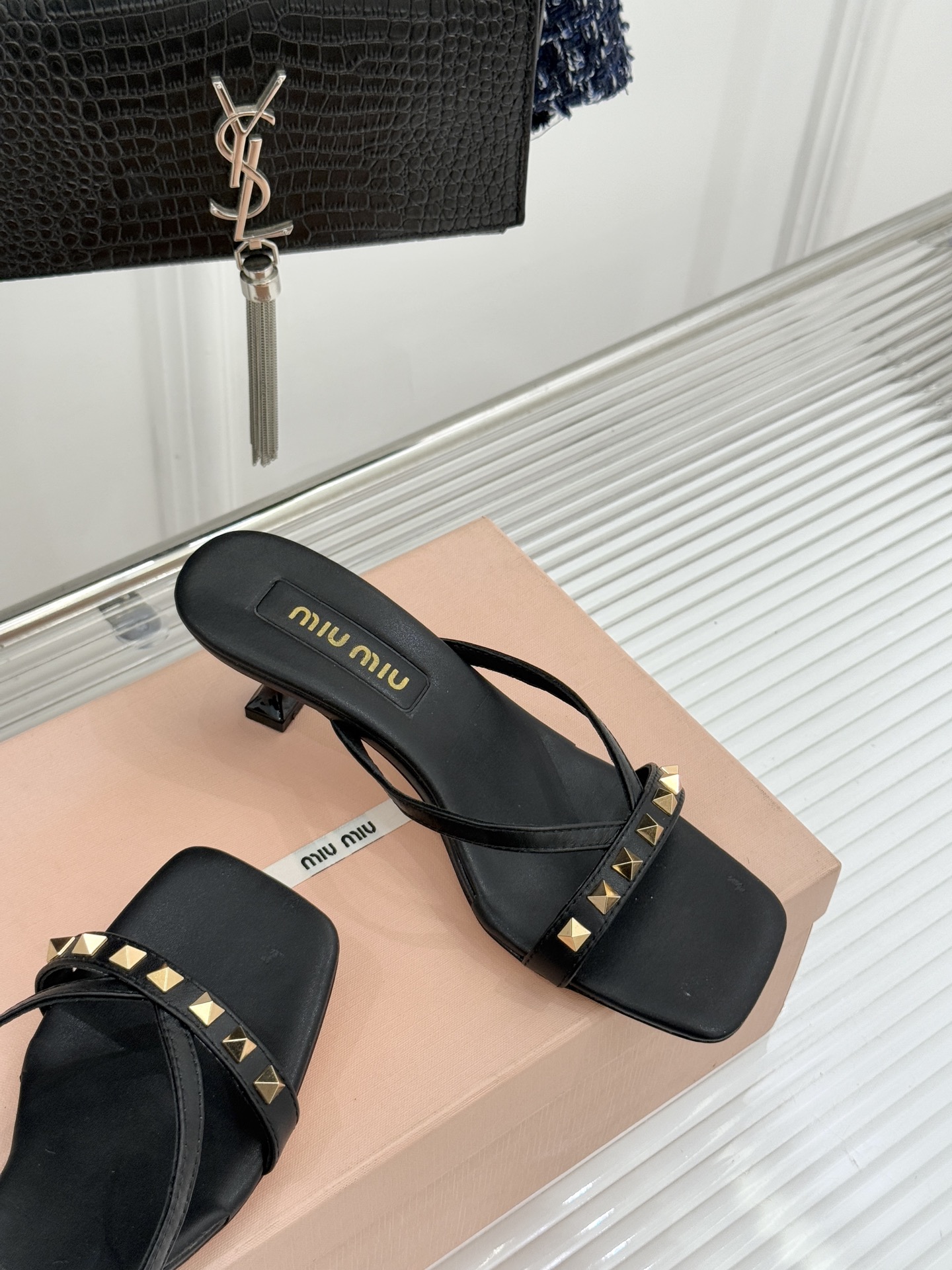 Miu Miu/缪缪26WF早春新品铆钉方头猫跟拖鞋把少女感与甜酷气质平衡得恰到好处。利落方头修饰脚型，