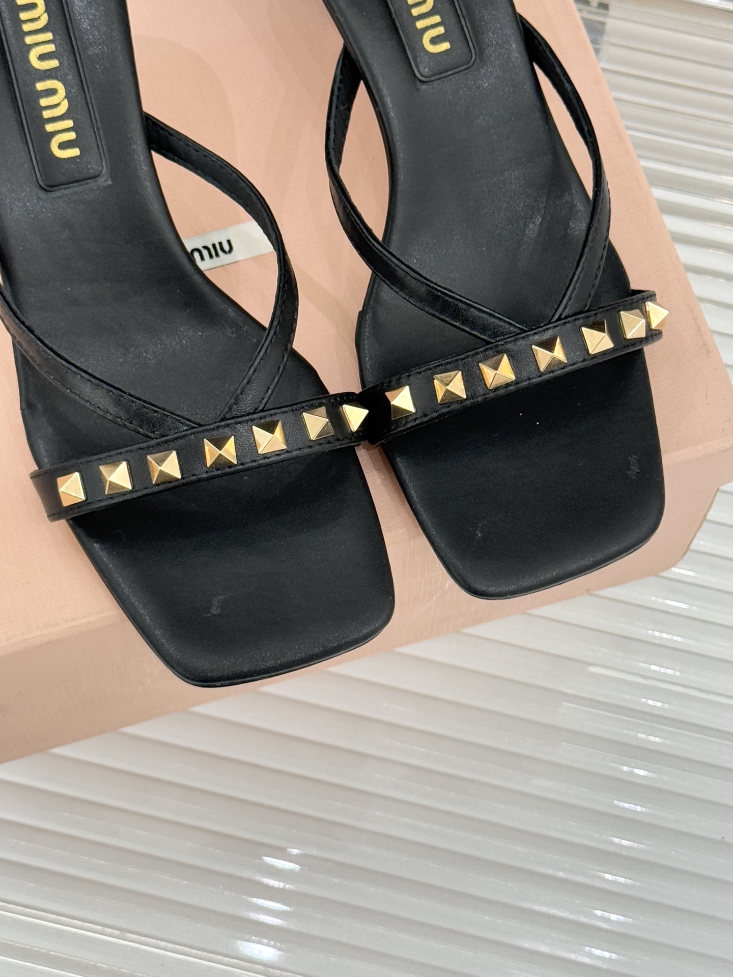 Miu Miu/缪缪26WF早春新品铆钉方头猫跟拖鞋把少女感与甜酷气质平衡得恰到好处。利落方头修饰脚型，