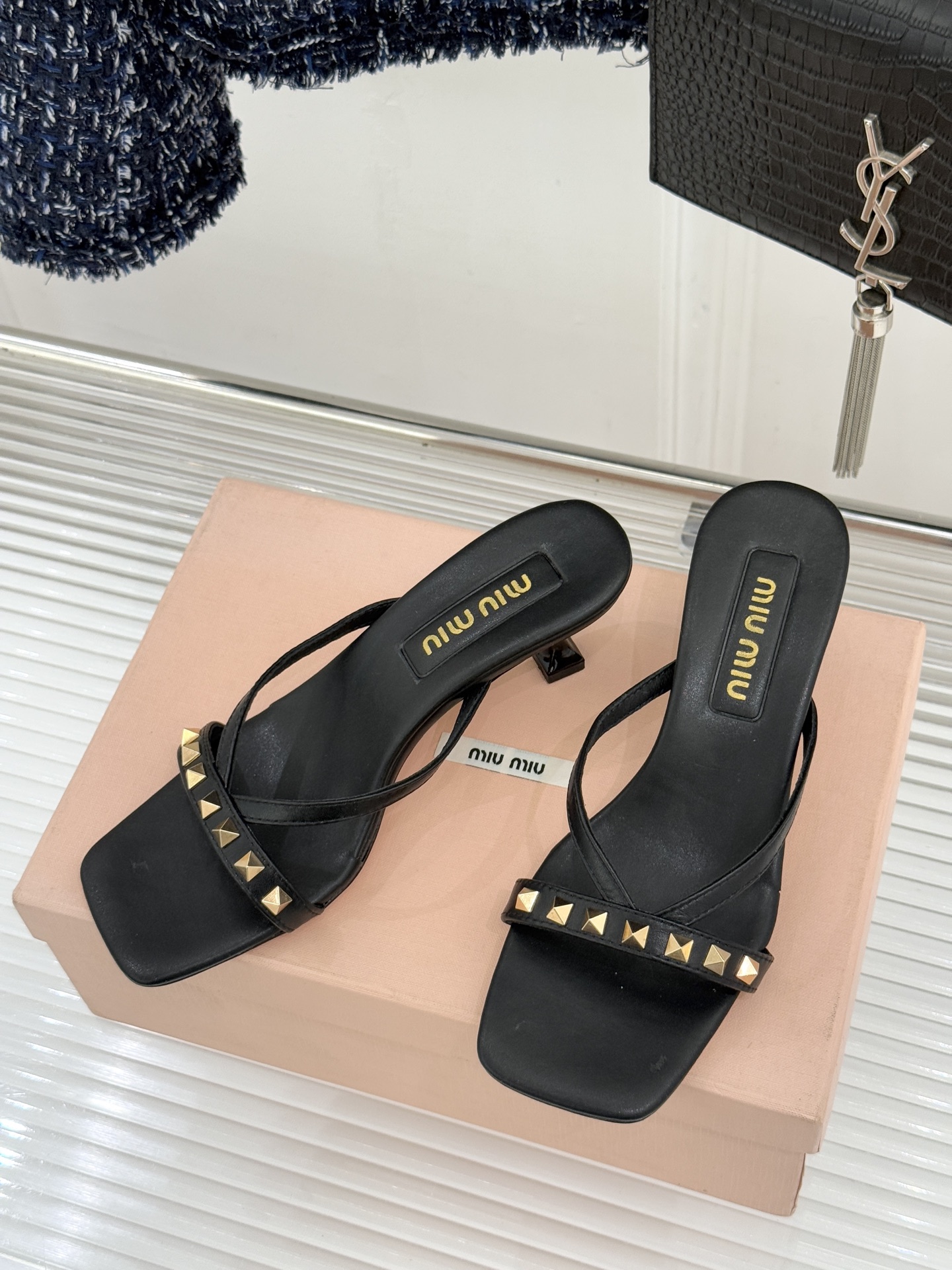 Miu Miu/缪缪26WF早春新品铆钉方头猫跟拖鞋把少女感与甜酷气质平衡得恰到好处。利落方头修饰脚型，