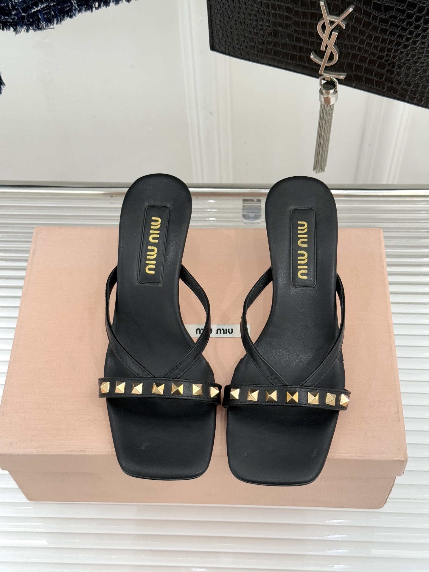 Miu Miu/缪缪26WF早春新品铆钉方头猫跟拖鞋把少女感与甜酷气质平衡得恰到好处。利落方头修饰脚型，