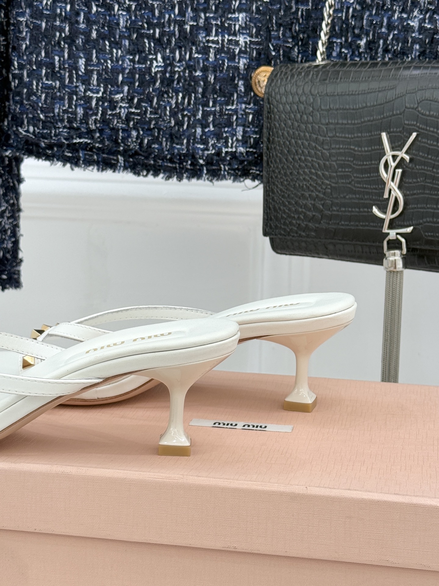 Miu Miu/缪缪26WF早春新品铆钉方头猫跟拖鞋把少女感与甜酷气质平衡得恰到好处。利落方头修饰脚型，