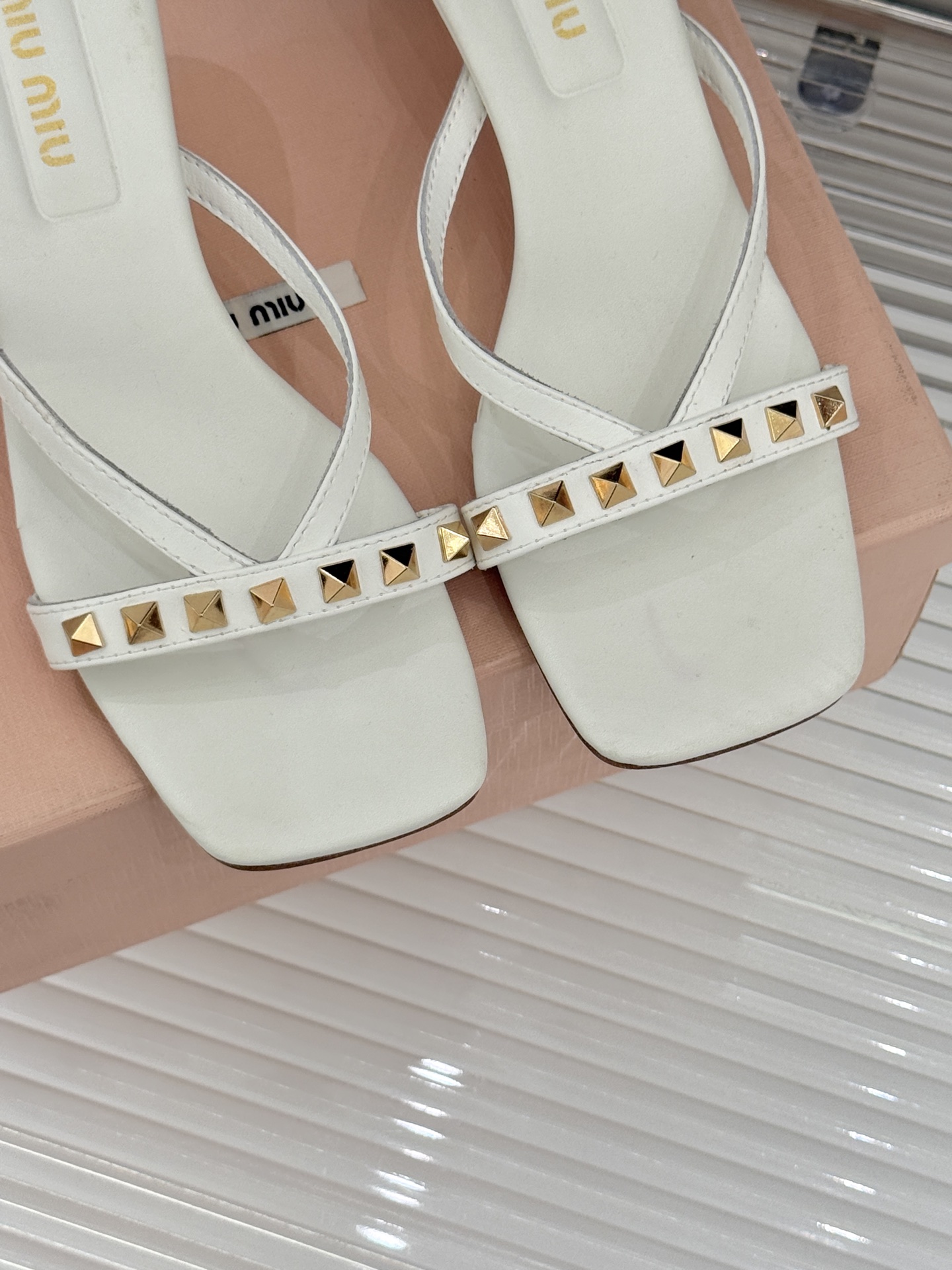 Miu Miu/缪缪26WF早春新品铆钉方头猫跟拖鞋把少女感与甜酷气质平衡得恰到好处。利落方头修饰脚型，