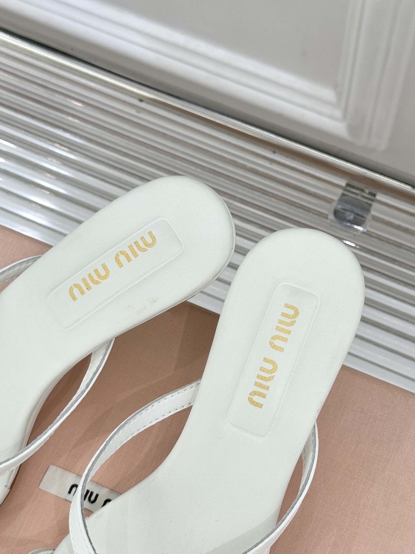 Miu Miu/缪缪26WF早春新品铆钉方头猫跟拖鞋把少女感与甜酷气质平衡得恰到好处。利落方头修饰脚型，