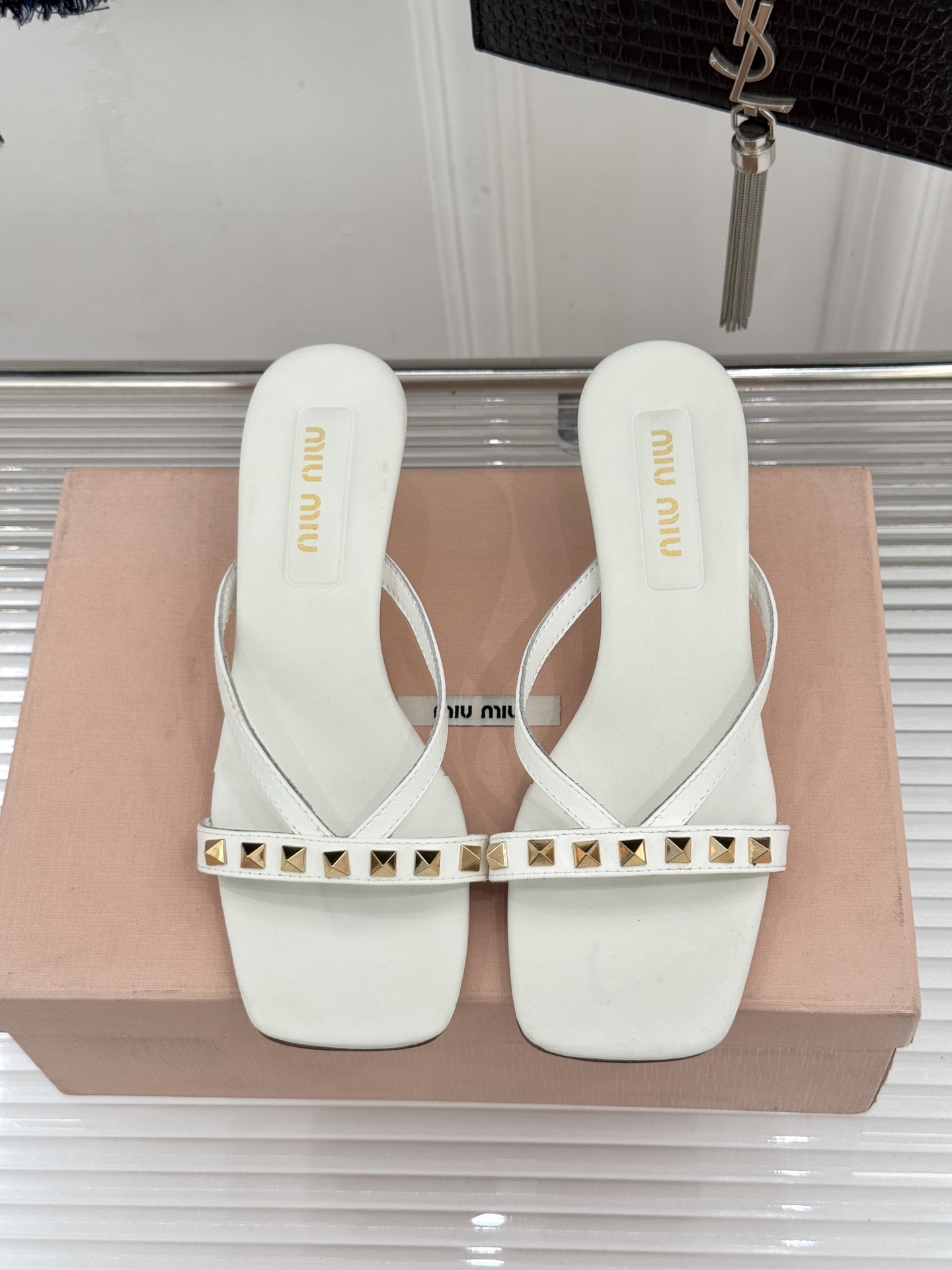 Miu Miu/缪缪26WF早春新品铆钉方头猫跟拖鞋把少女感与甜酷气质平衡得恰到好处。利落方头修饰脚型，