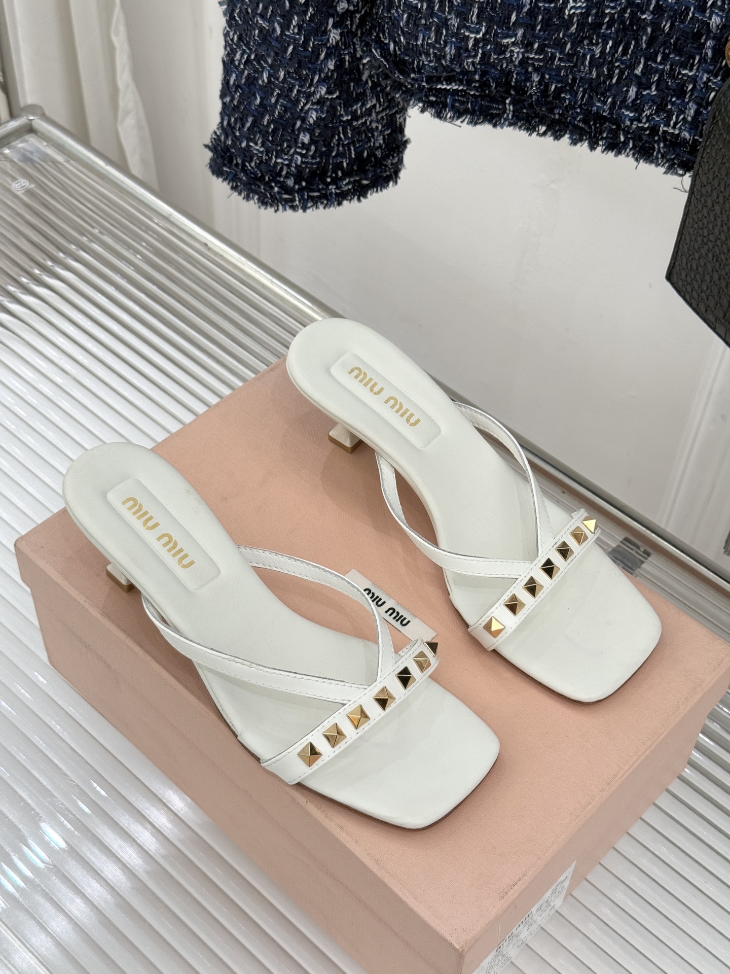 Miu Miu/缪缪26WF早春新品铆钉方头猫跟拖鞋把少女感与甜酷气质平衡得恰到好处。利落方头修饰脚型，