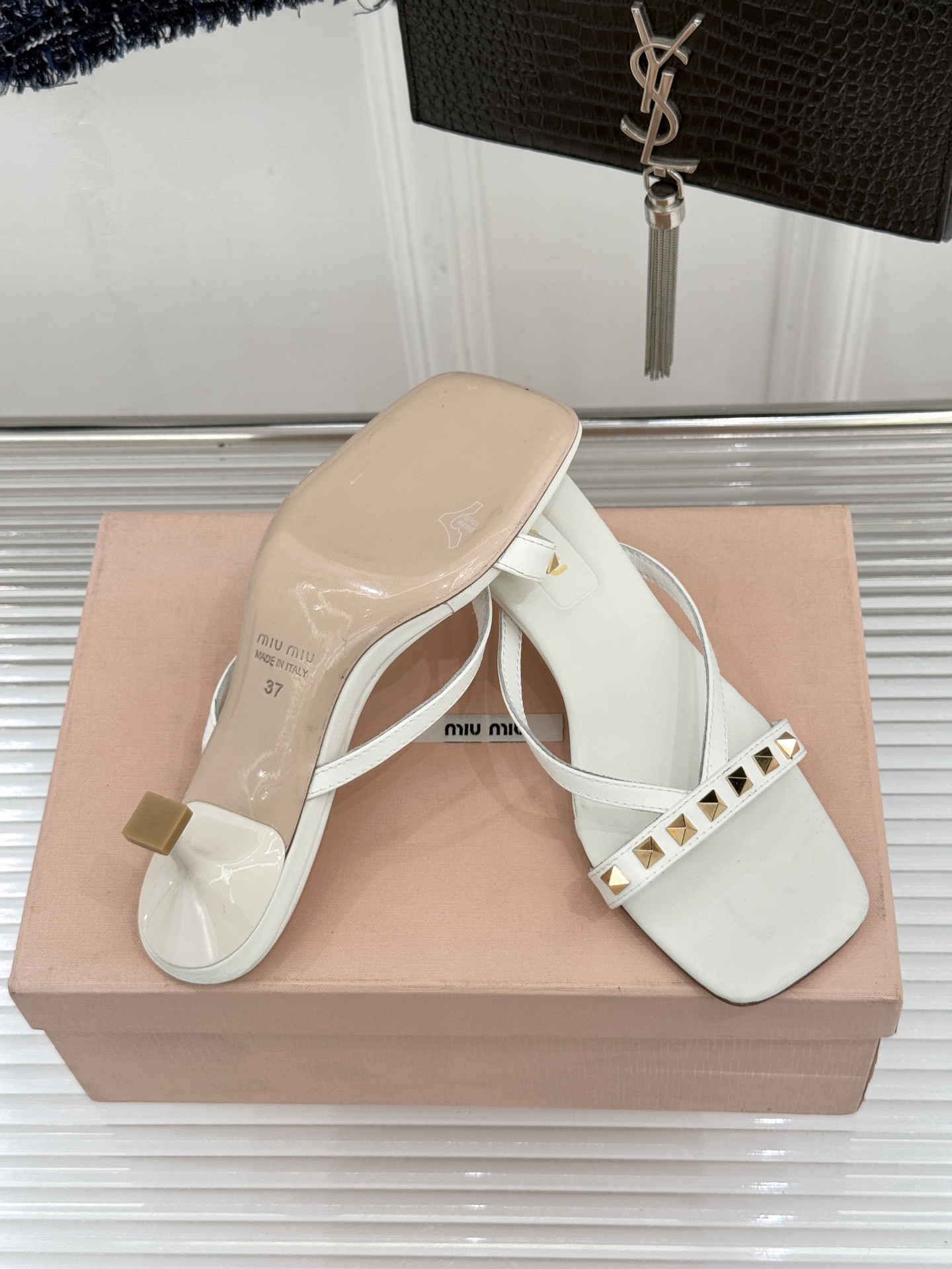 Miu Miu/缪缪26WF早春新品铆钉方头猫跟拖鞋把少女感与甜酷气质平衡得恰到好处。利落方头修饰脚型，