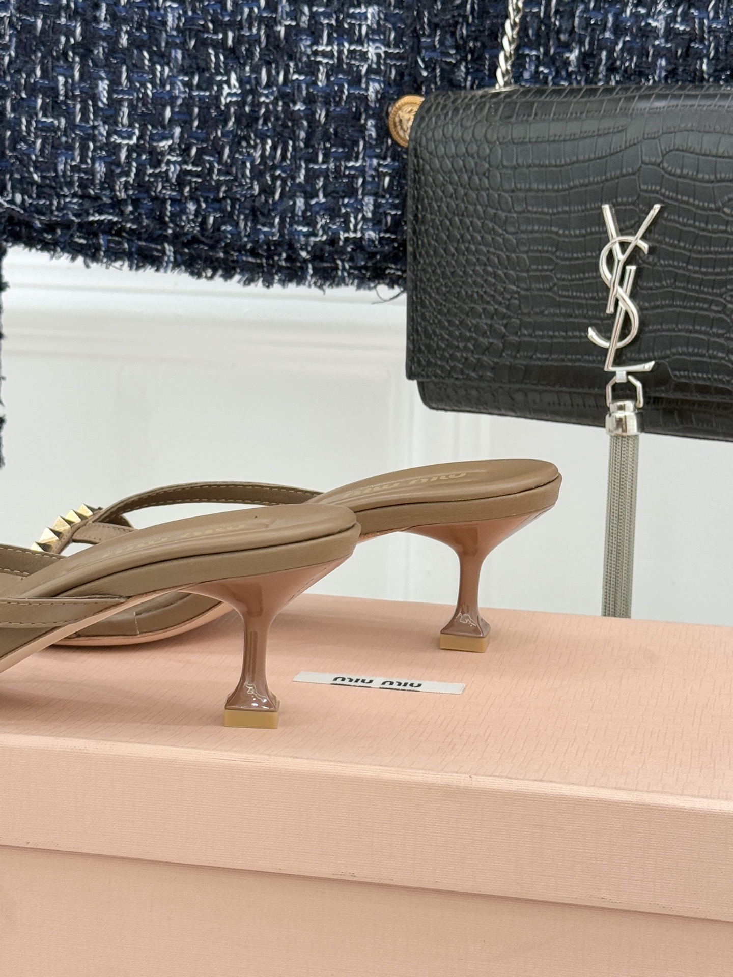 Miu Miu/缪缪26WF早春新品铆钉方头猫跟拖鞋把少女感与甜酷气质平衡得恰到好处。利落方头修饰脚型，