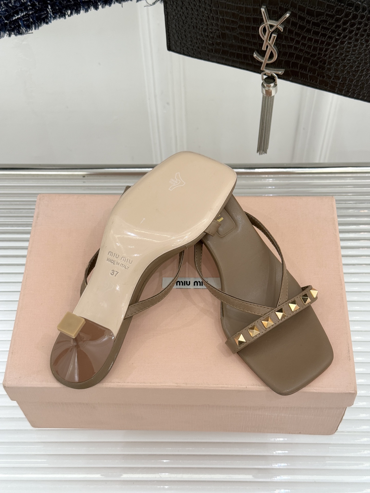 Miu Miu/缪缪26WF早春新品铆钉方头猫跟拖鞋把少女感与甜酷气质平衡得恰到好处。利落方头修饰脚型，