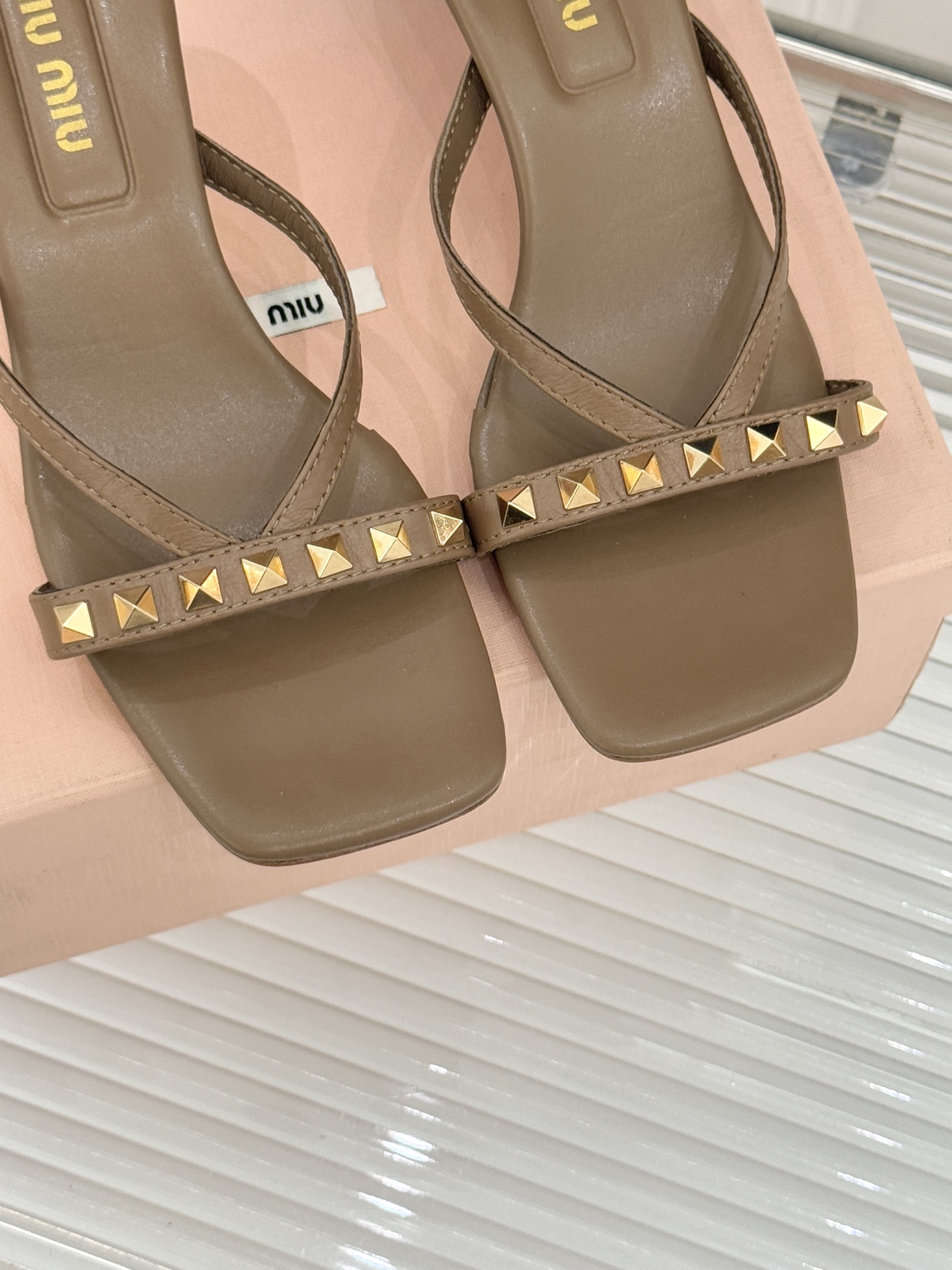 Miu Miu/缪缪26WF早春新品铆钉方头猫跟拖鞋把少女感与甜酷气质平衡得恰到好处。利落方头修饰脚型，