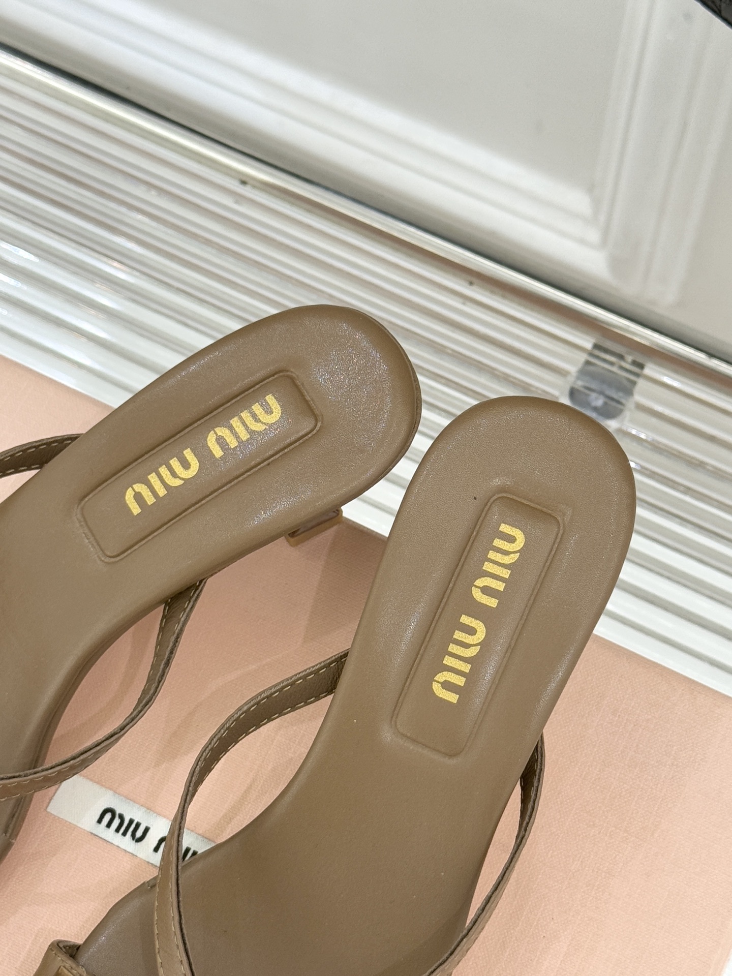 Miu Miu/缪缪26WF早春新品铆钉方头猫跟拖鞋把少女感与甜酷气质平衡得恰到好处。利落方头修饰脚型，