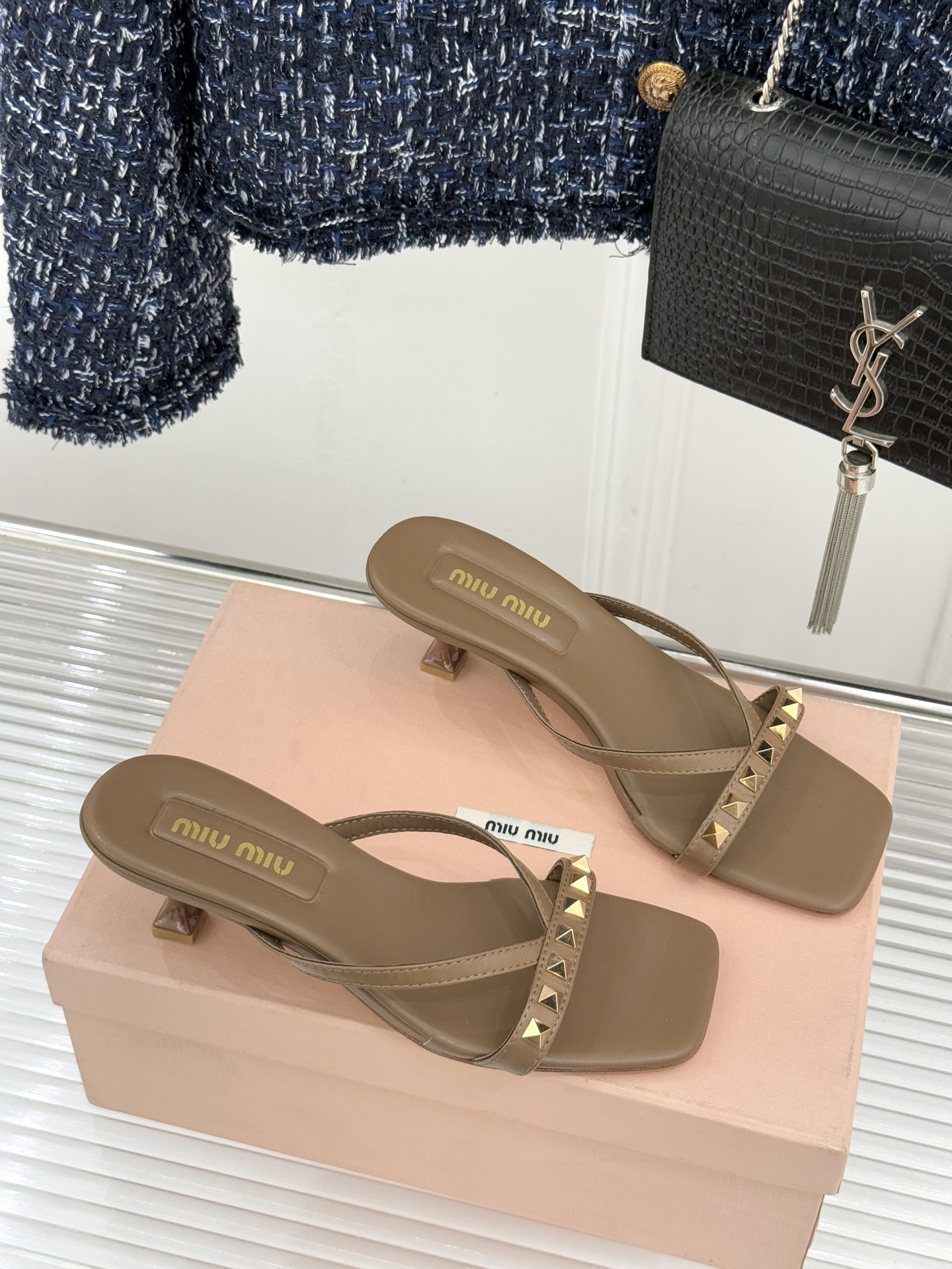 Miu Miu/缪缪26WF早春新品铆钉方头猫跟拖鞋把少女感与甜酷气质平衡得恰到好处。利落方头修饰脚型，