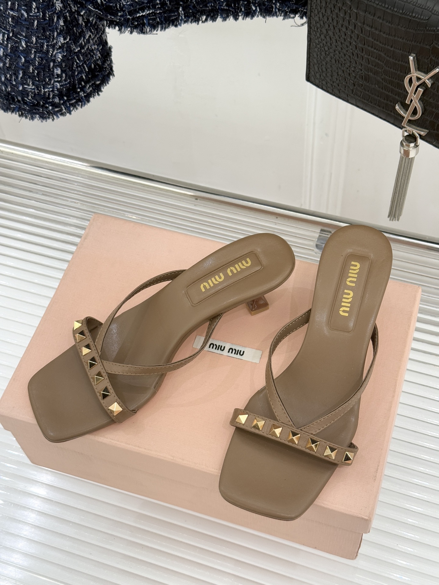 Miu Miu/缪缪26WF早春新品铆钉方头猫跟拖鞋把少女感与甜酷气质平衡得恰到好处。利落方头修饰脚型，