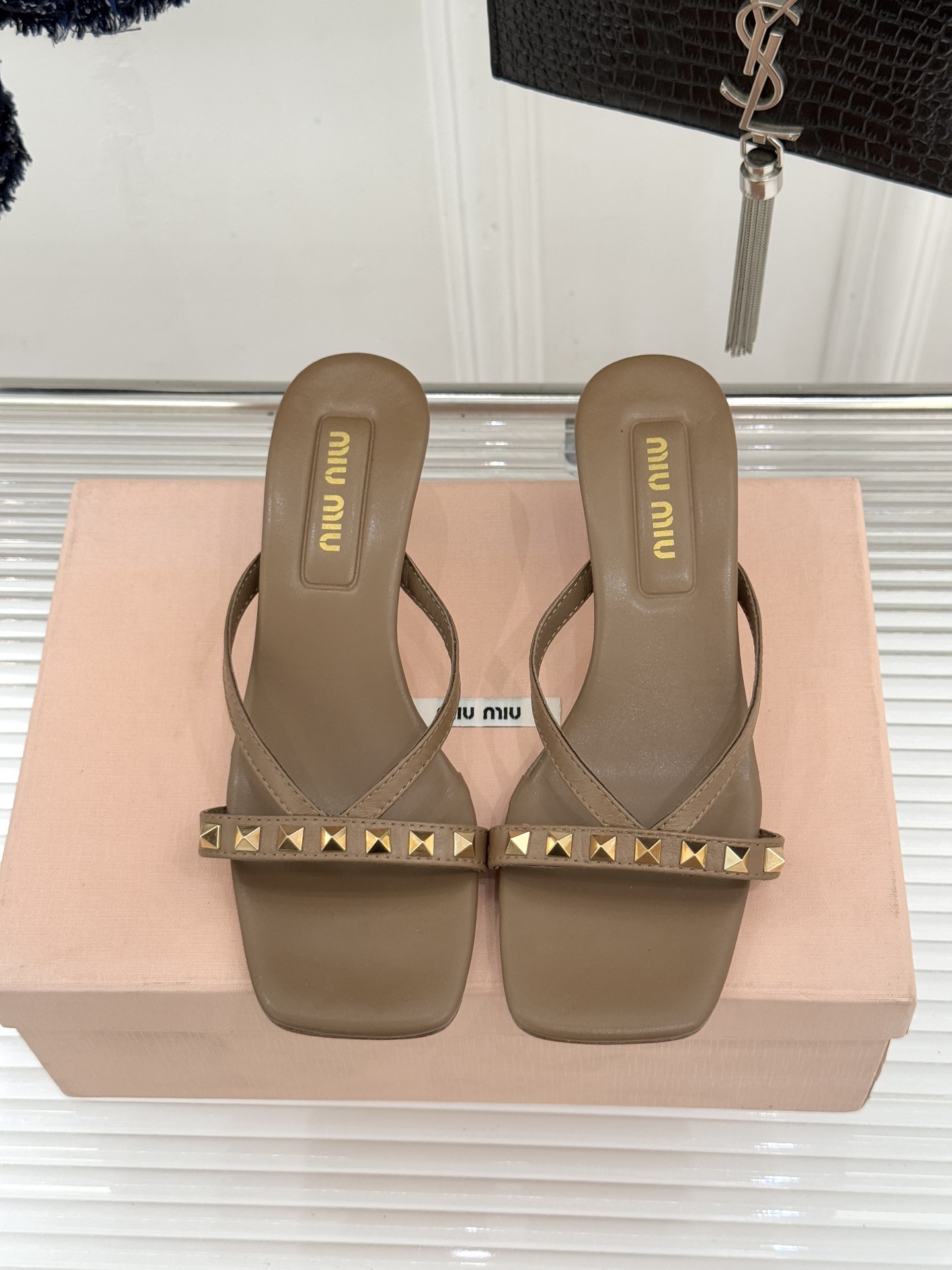 Miu Miu/缪缪26WF早春新品铆钉方头猫跟拖鞋把少女感与甜酷气质平衡得恰到好处。利落方头修饰脚型，