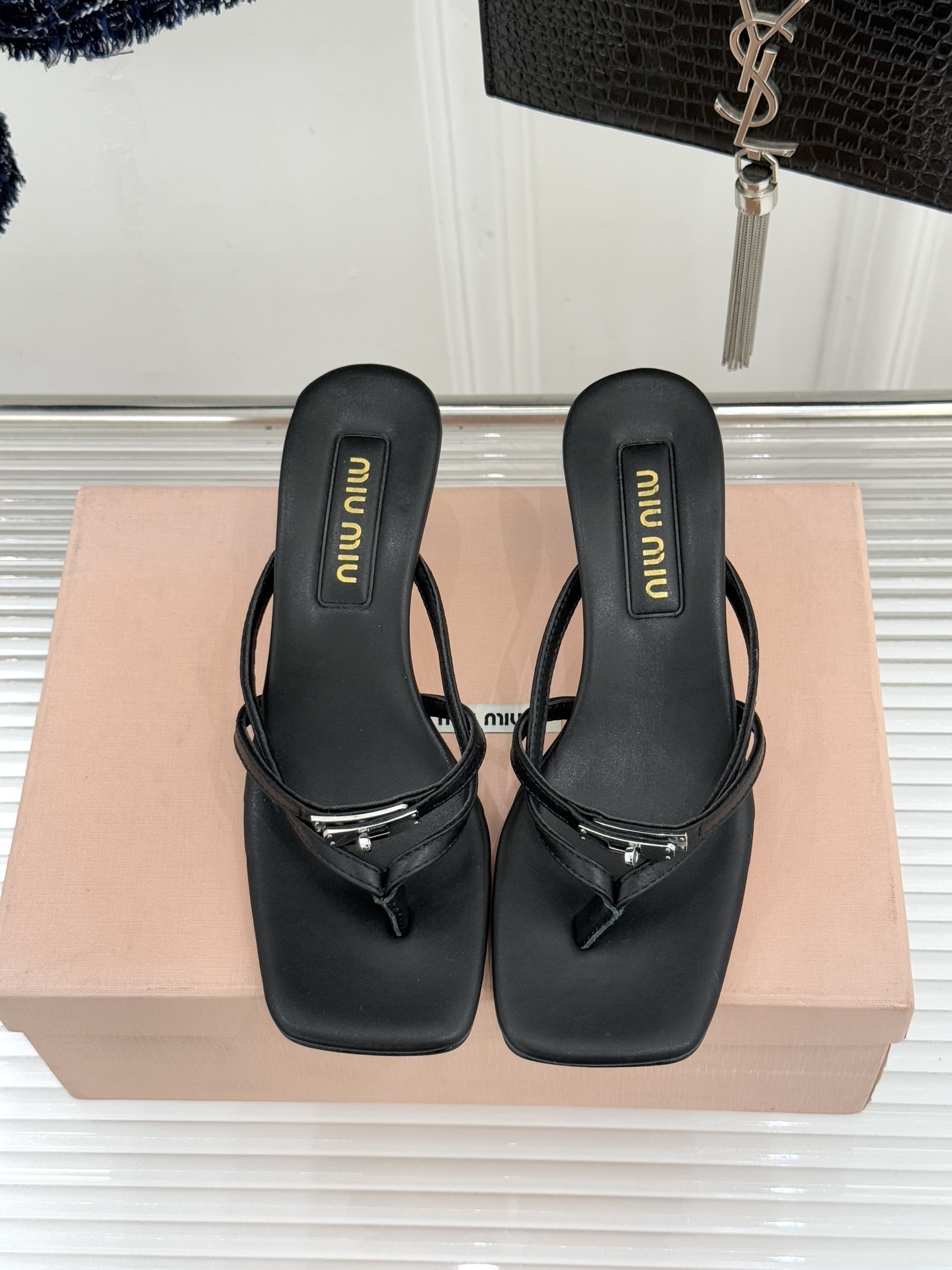 Miu Miu/缪缪26WF早春新品Kelly扣方头夹脚猫跟人字拖将千金精致与夏日松弛完美融合。复古方头