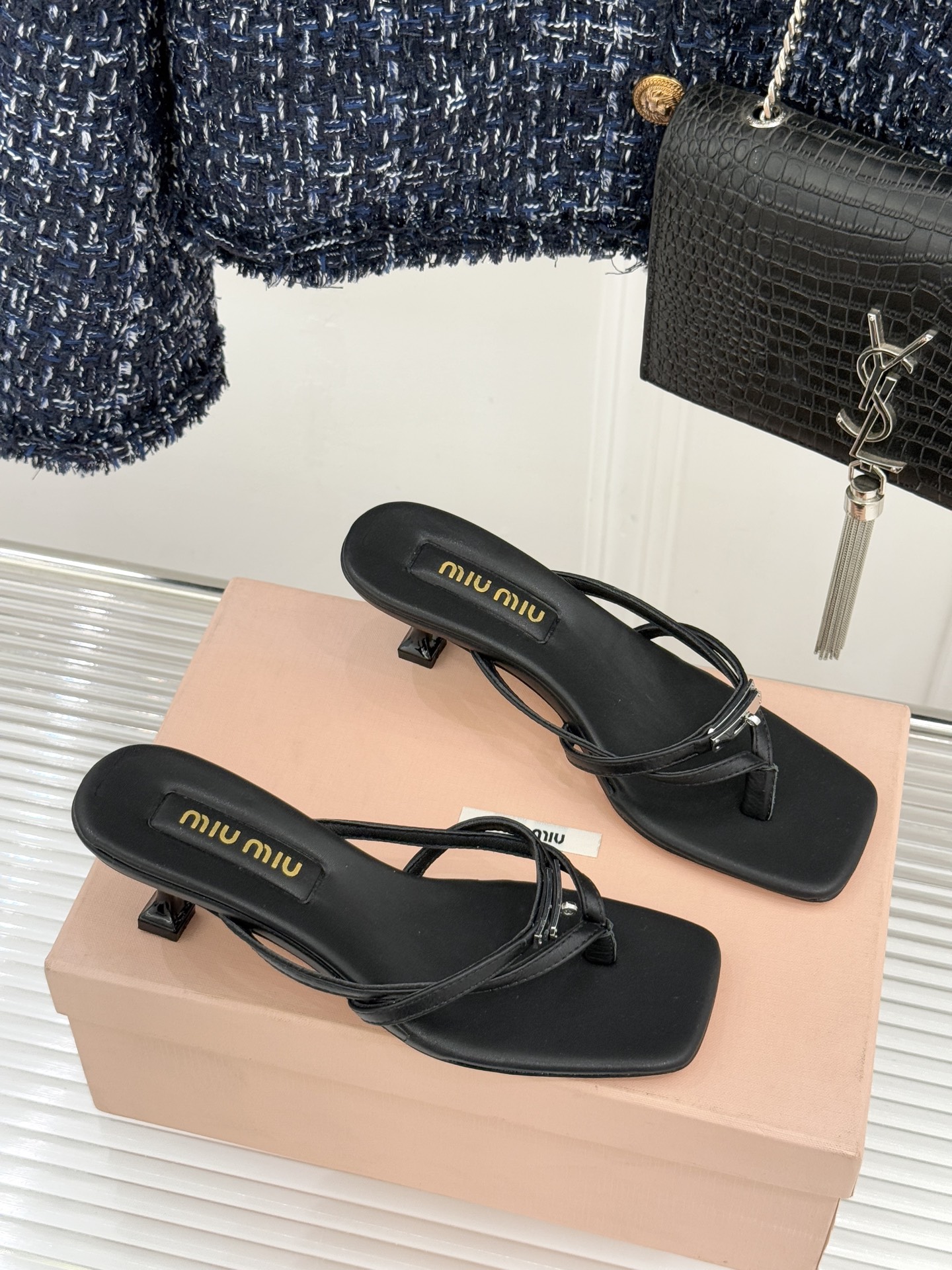 Miu Miu/缪缪26WF早春新品Kelly扣方头夹脚猫跟人字拖将千金精致与夏日松弛完美融合。复古方头