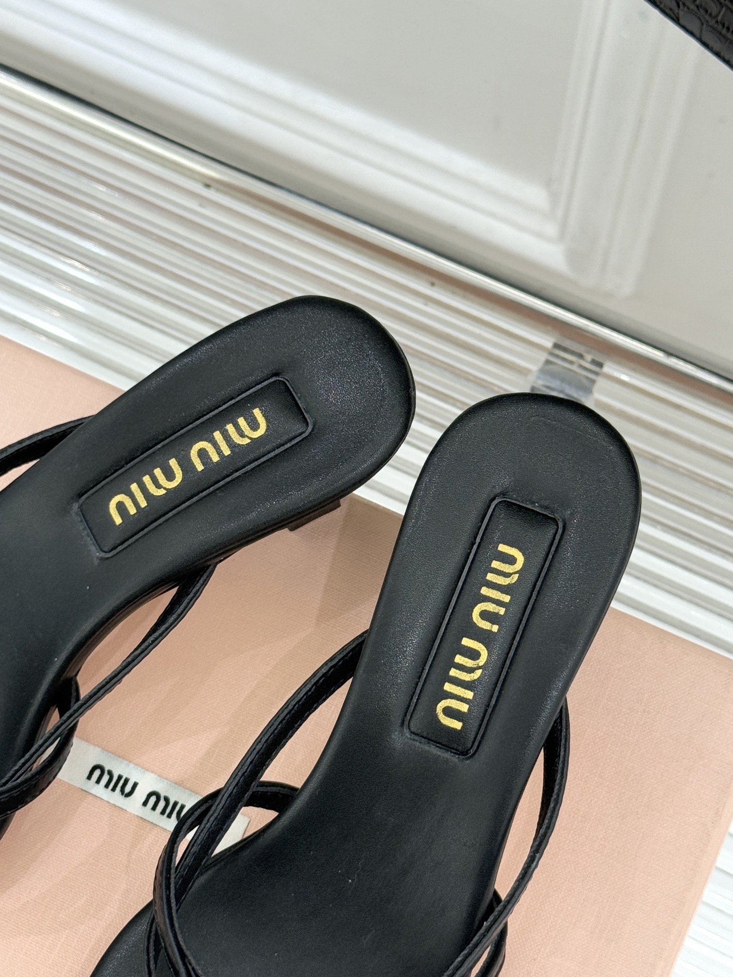 Miu Miu/缪缪26WF早春新品Kelly扣方头夹脚猫跟人字拖将千金精致与夏日松弛完美融合。复古方头