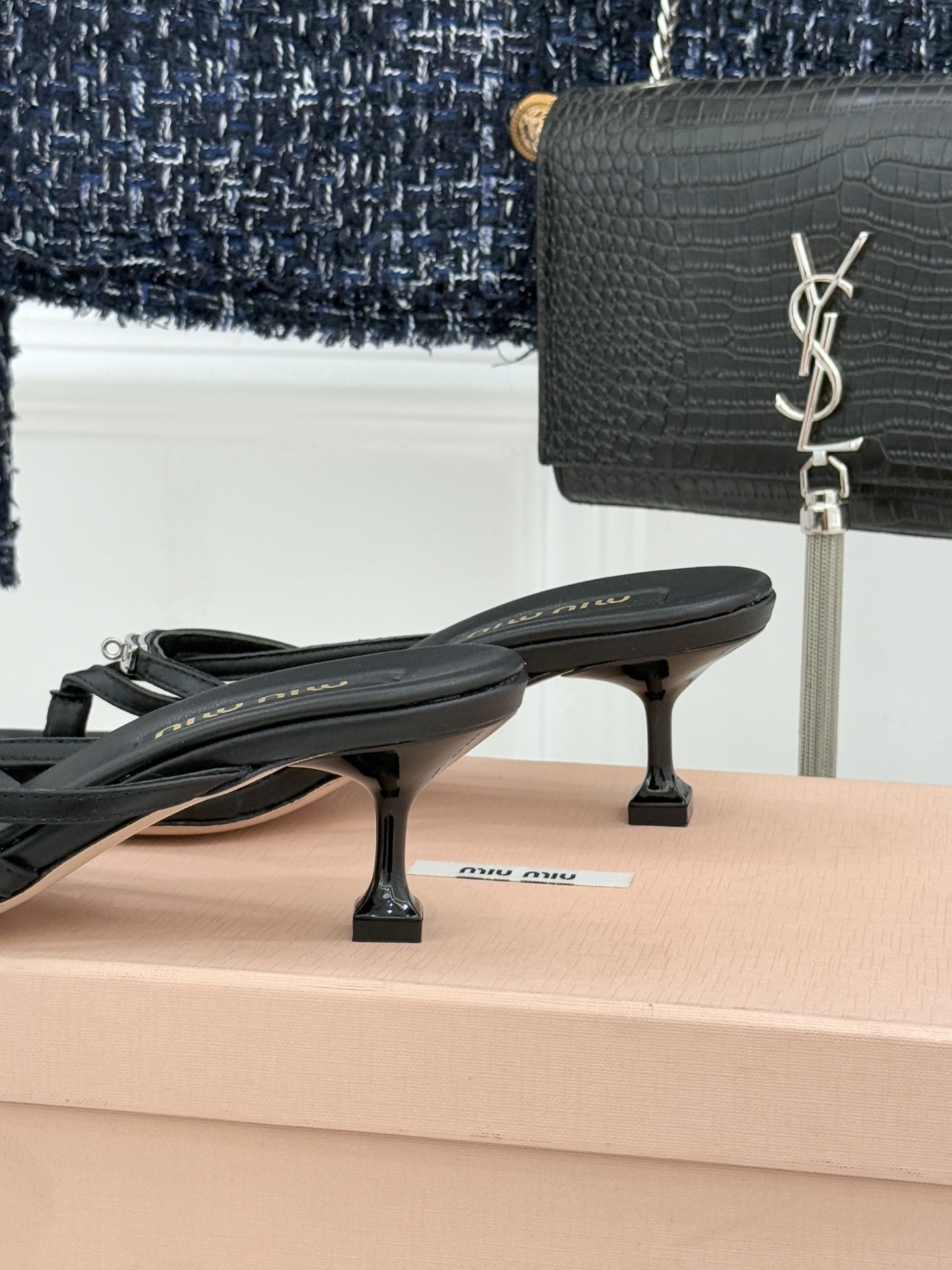 Miu Miu/缪缪26WF早春新品Kelly扣方头夹脚猫跟人字拖将千金精致与夏日松弛完美融合。复古方头