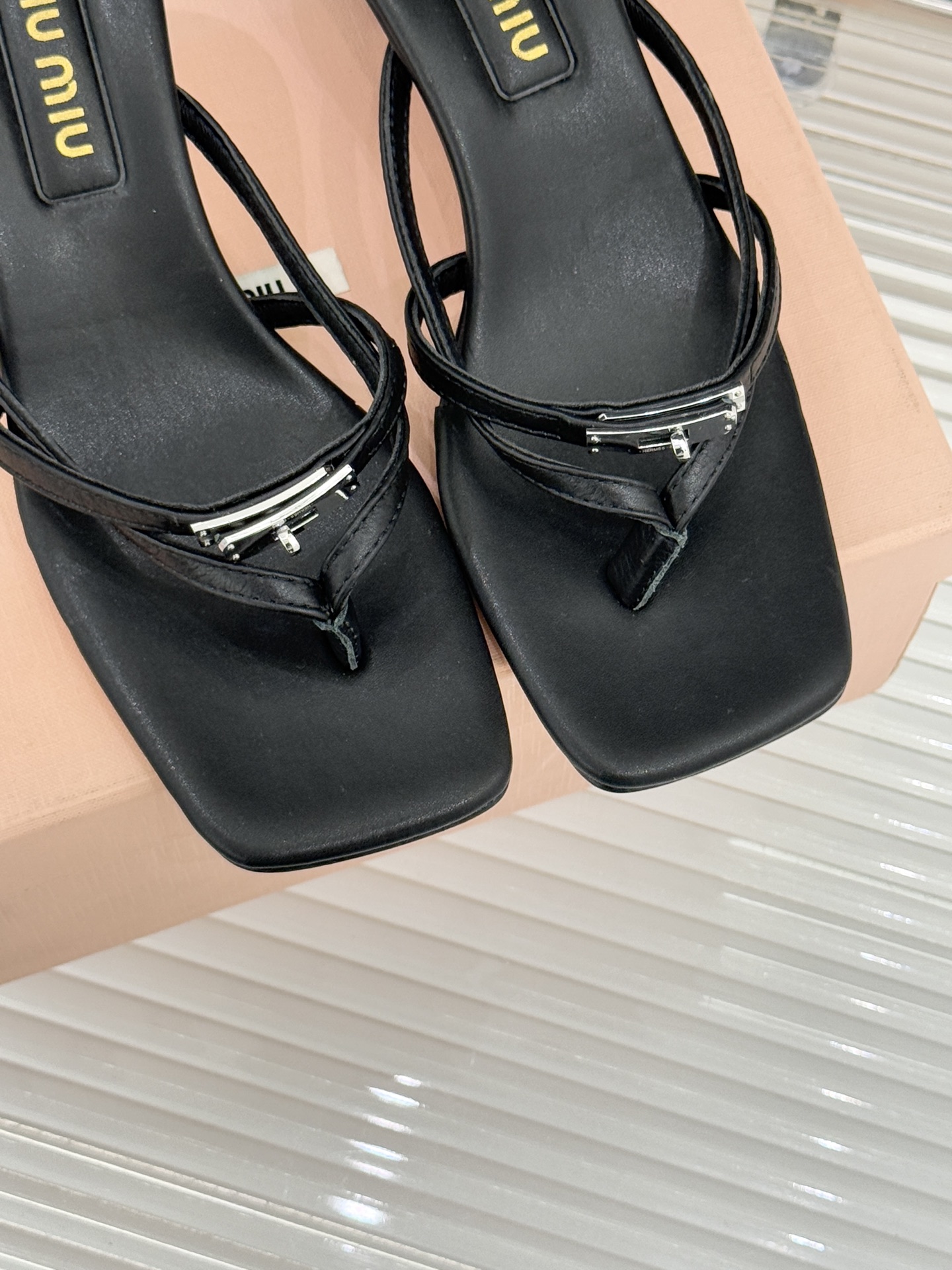 Miu Miu/缪缪26WF早春新品Kelly扣方头夹脚猫跟人字拖将千金精致与夏日松弛完美融合。复古方头