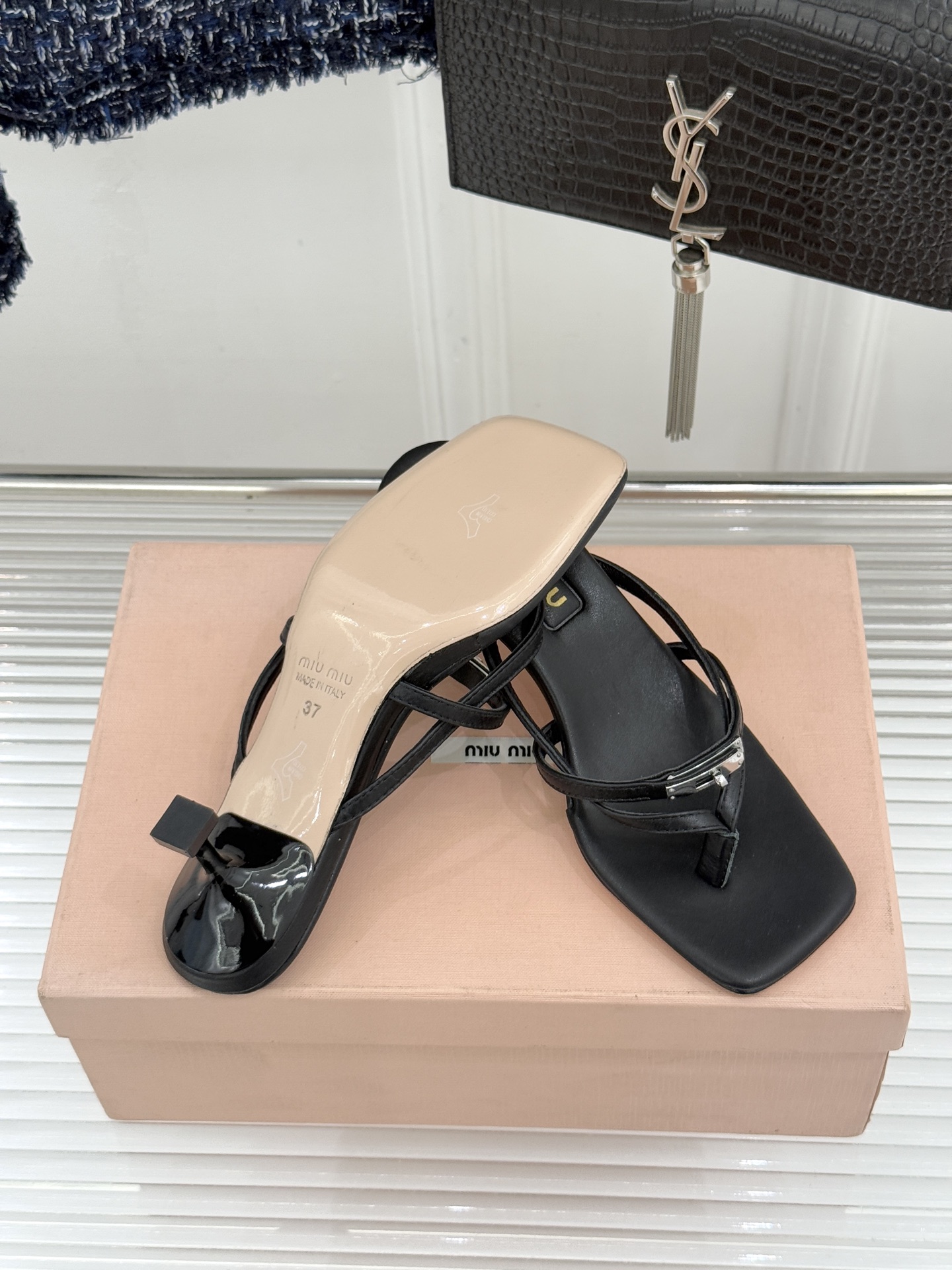 Miu Miu/缪缪26WF早春新品Kelly扣方头夹脚猫跟人字拖将千金精致与夏日松弛完美融合。复古方头