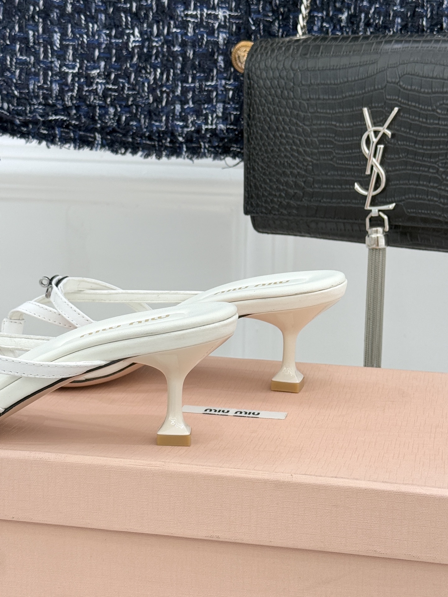 Miu Miu/缪缪26WF早春新品Kelly扣方头夹脚猫跟人字拖将千金精致与夏日松弛完美融合。复古方头