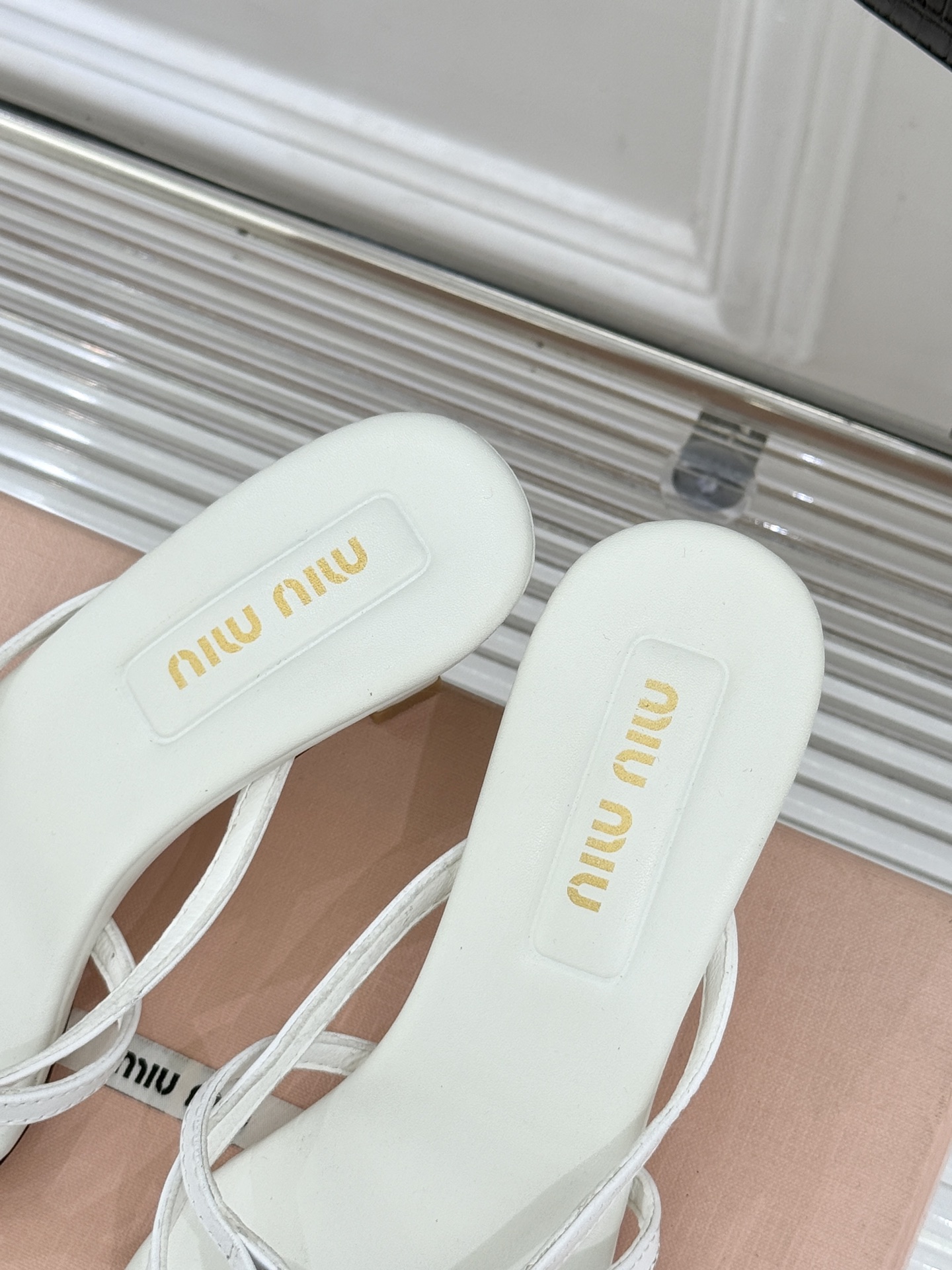 Miu Miu/缪缪26WF早春新品Kelly扣方头夹脚猫跟人字拖将千金精致与夏日松弛完美融合。复古方头