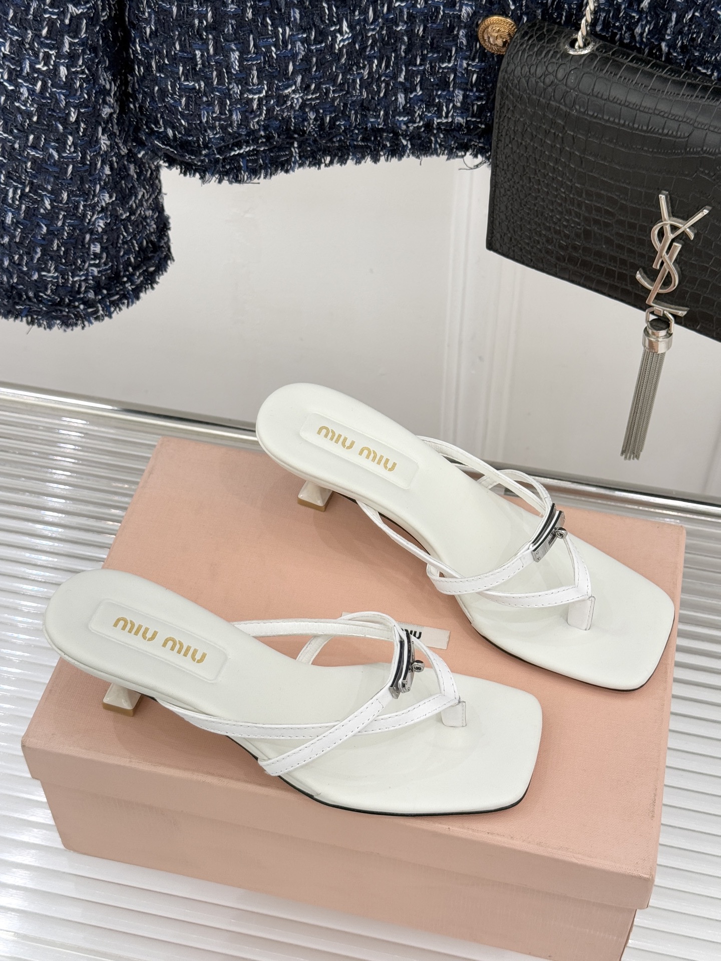 Miu Miu/缪缪26WF早春新品Kelly扣方头夹脚猫跟人字拖将千金精致与夏日松弛完美融合。复古方头