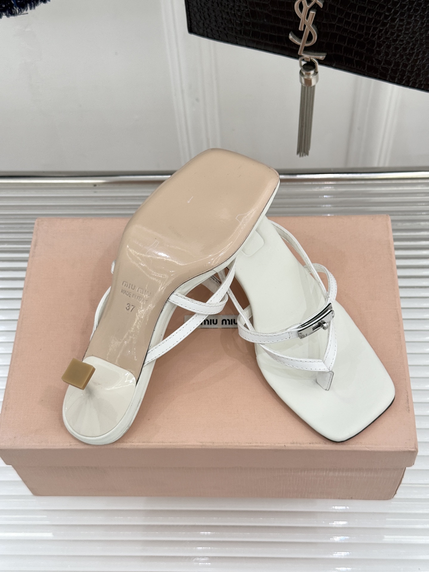 Miu Miu/缪缪26WF早春新品Kelly扣方头夹脚猫跟人字拖将千金精致与夏日松弛完美融合。复古方头