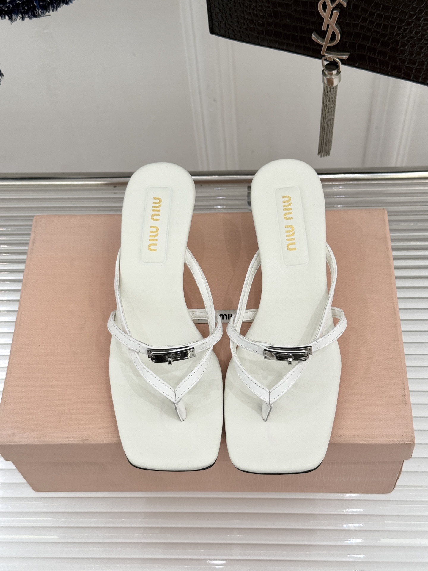 Miu Miu/缪缪26WF早春新品Kelly扣方头夹脚猫跟人字拖将千金精致与夏日松弛完美融合。复古方头