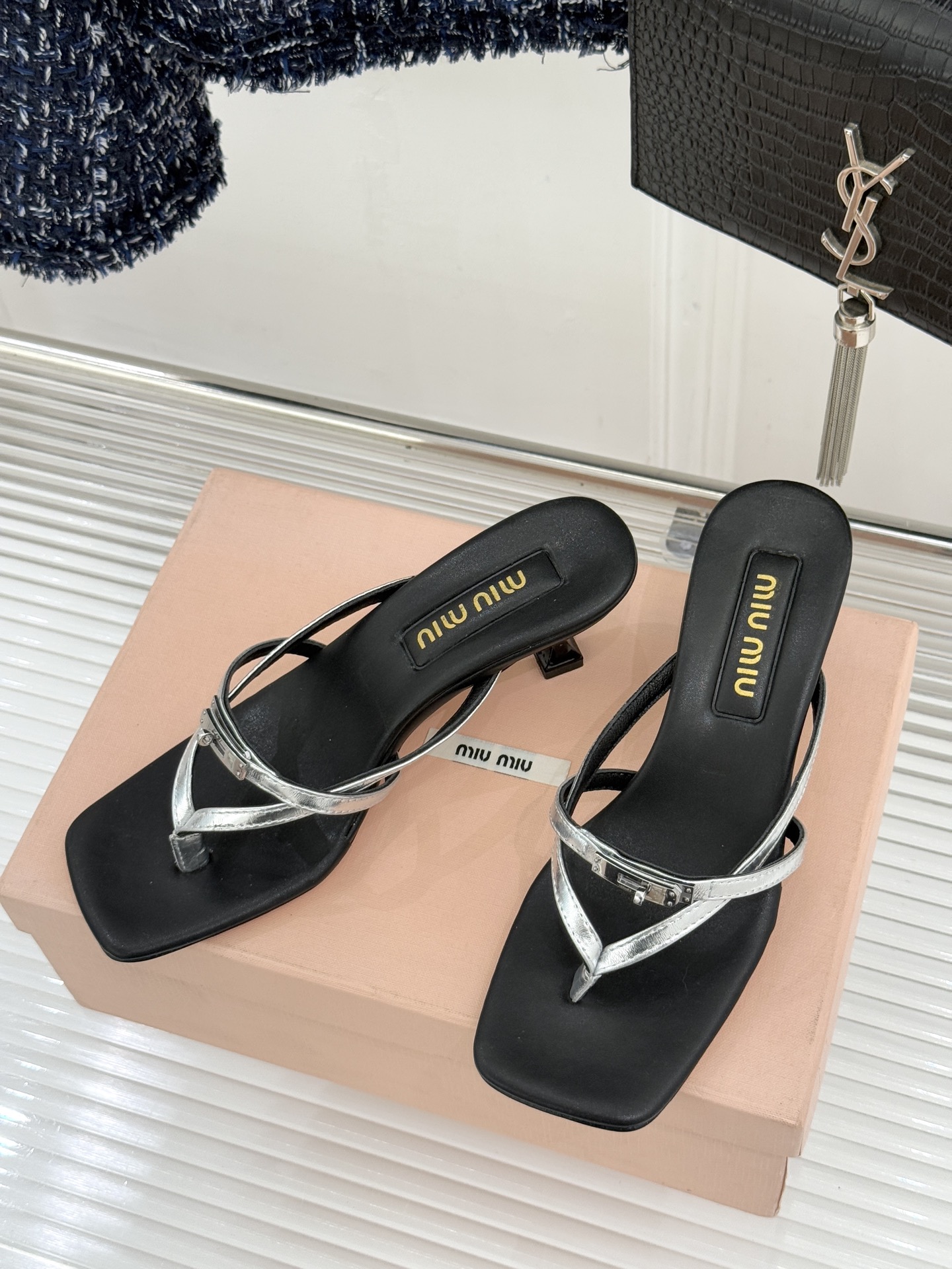 Miu Miu/缪缪26WF早春新品Kelly扣方头夹脚猫跟人字拖将千金精致与夏日松弛完美融合。复古方头