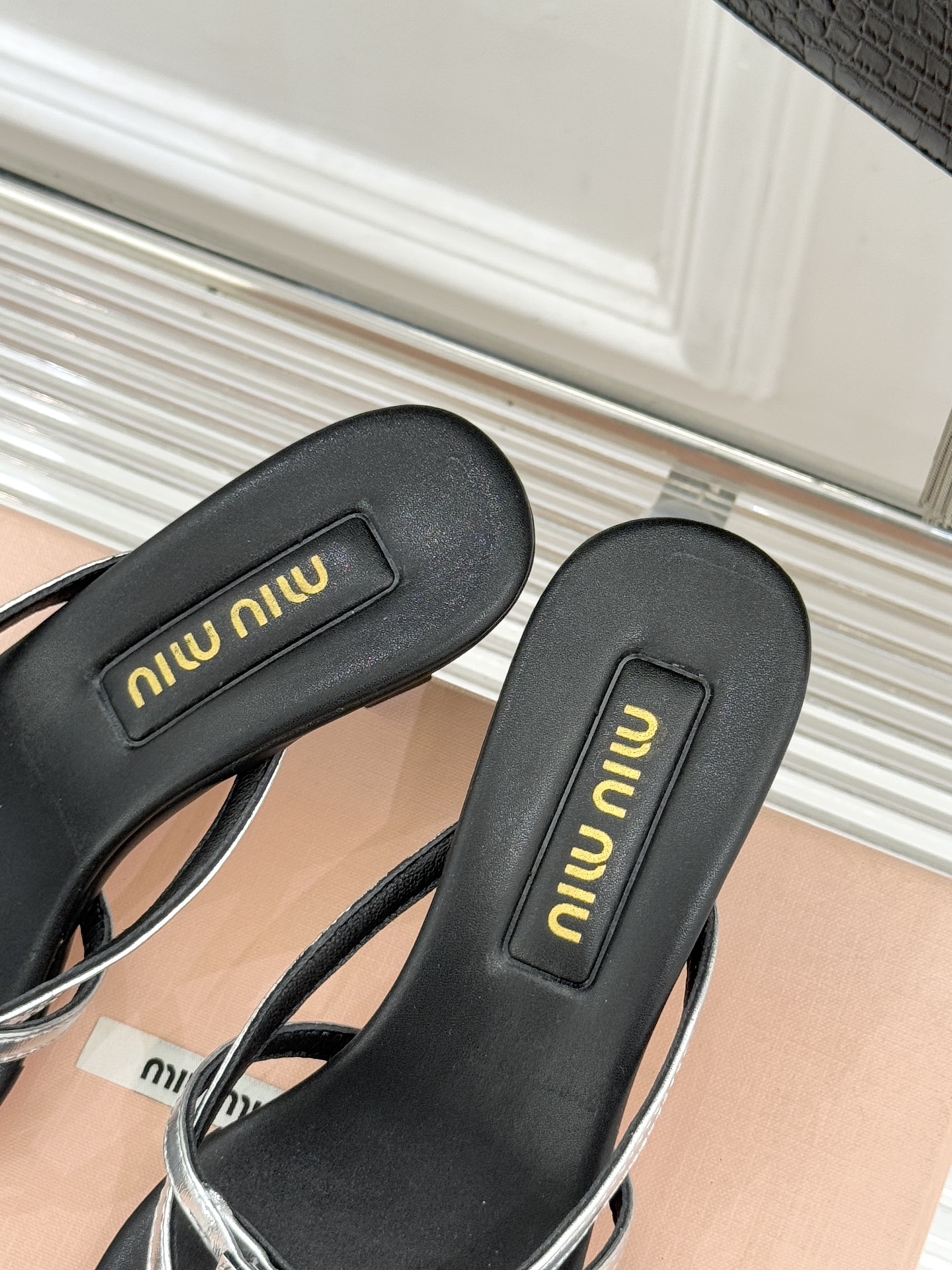 Miu Miu/缪缪26WF早春新品Kelly扣方头夹脚猫跟人字拖将千金精致与夏日松弛完美融合。复古方头