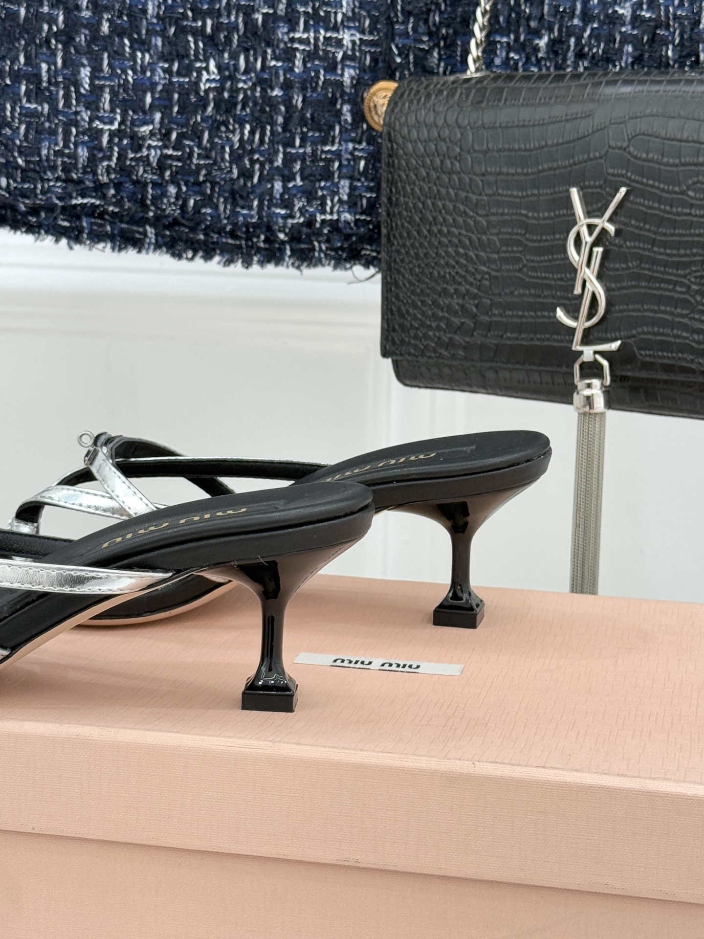 Miu Miu/缪缪26WF早春新品Kelly扣方头夹脚猫跟人字拖将千金精致与夏日松弛完美融合。复古方头