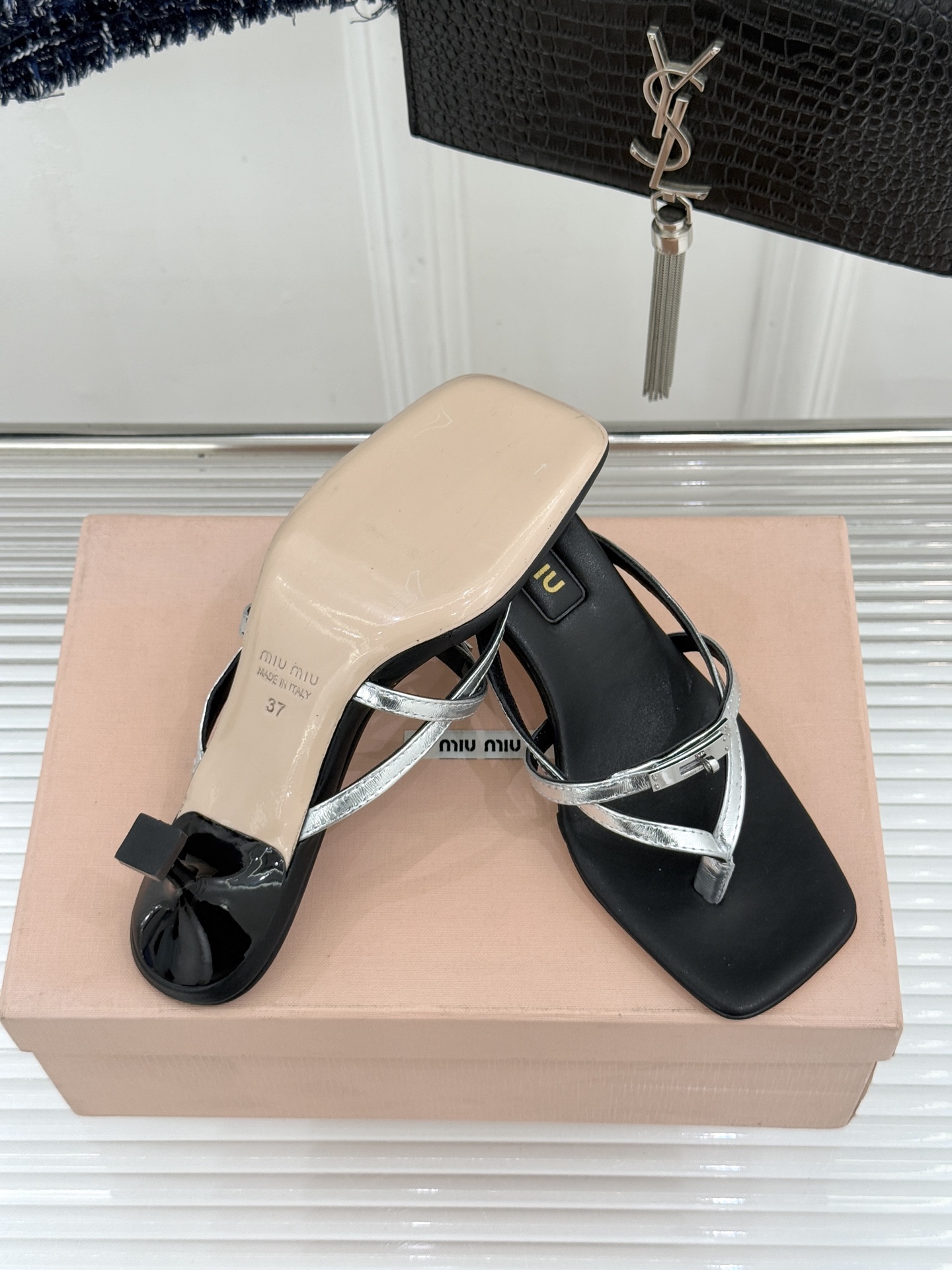 Miu Miu/缪缪26WF早春新品Kelly扣方头夹脚猫跟人字拖将千金精致与夏日松弛完美融合。复古方头