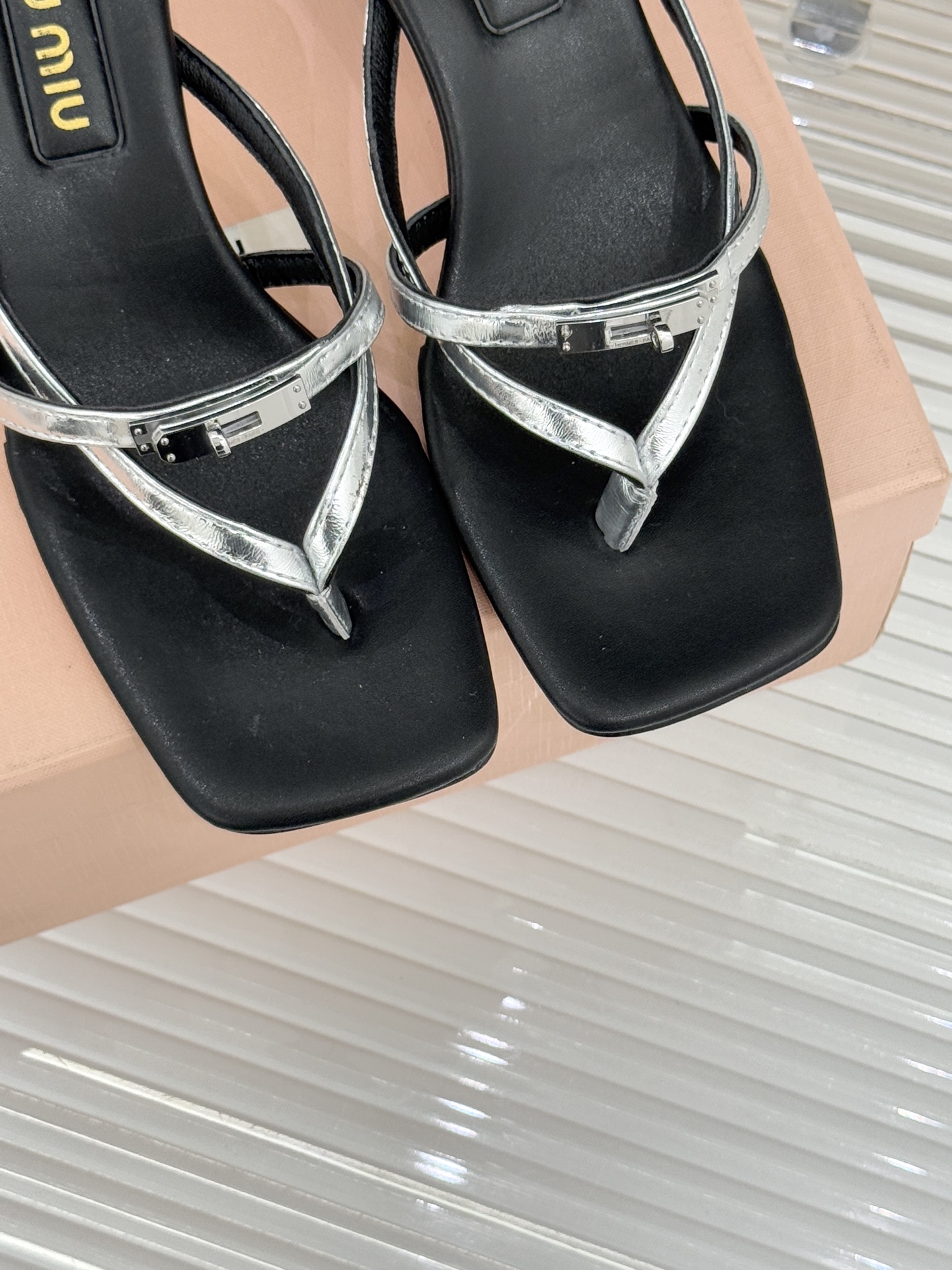 Miu Miu/缪缪26WF早春新品Kelly扣方头夹脚猫跟人字拖将千金精致与夏日松弛完美融合。复古方头