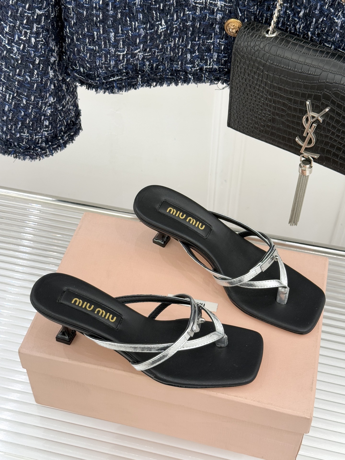 Miu Miu/缪缪26WF早春新品Kelly扣方头夹脚猫跟人字拖将千金精致与夏日松弛完美融合。复古方头