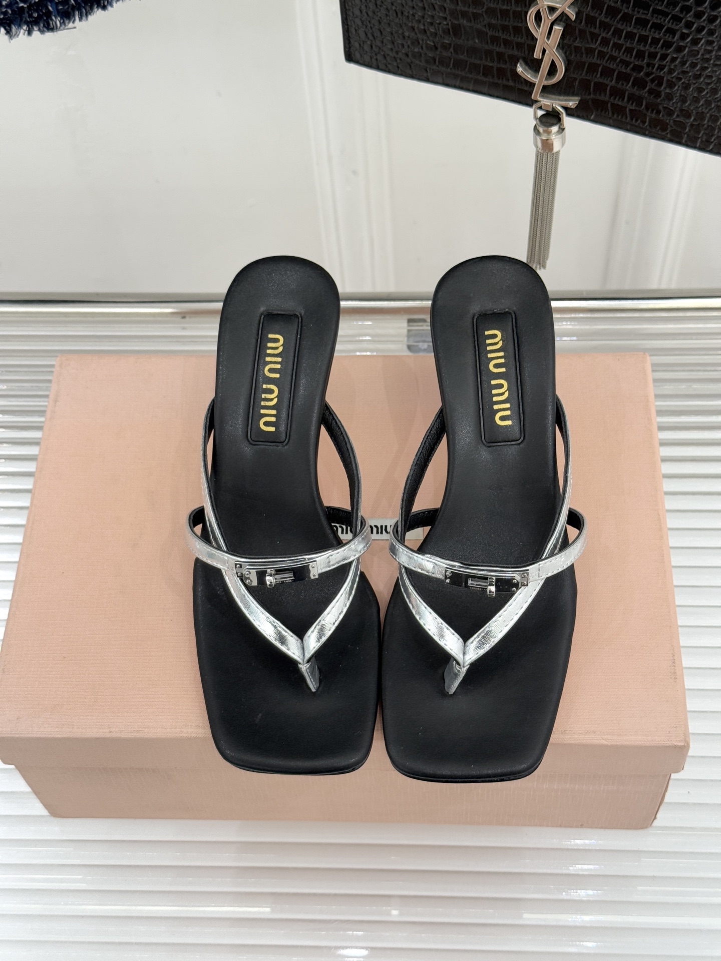 Miu Miu/缪缪26WF早春新品Kelly扣方头夹脚猫跟人字拖将千金精致与夏日松弛完美融合。复古方头