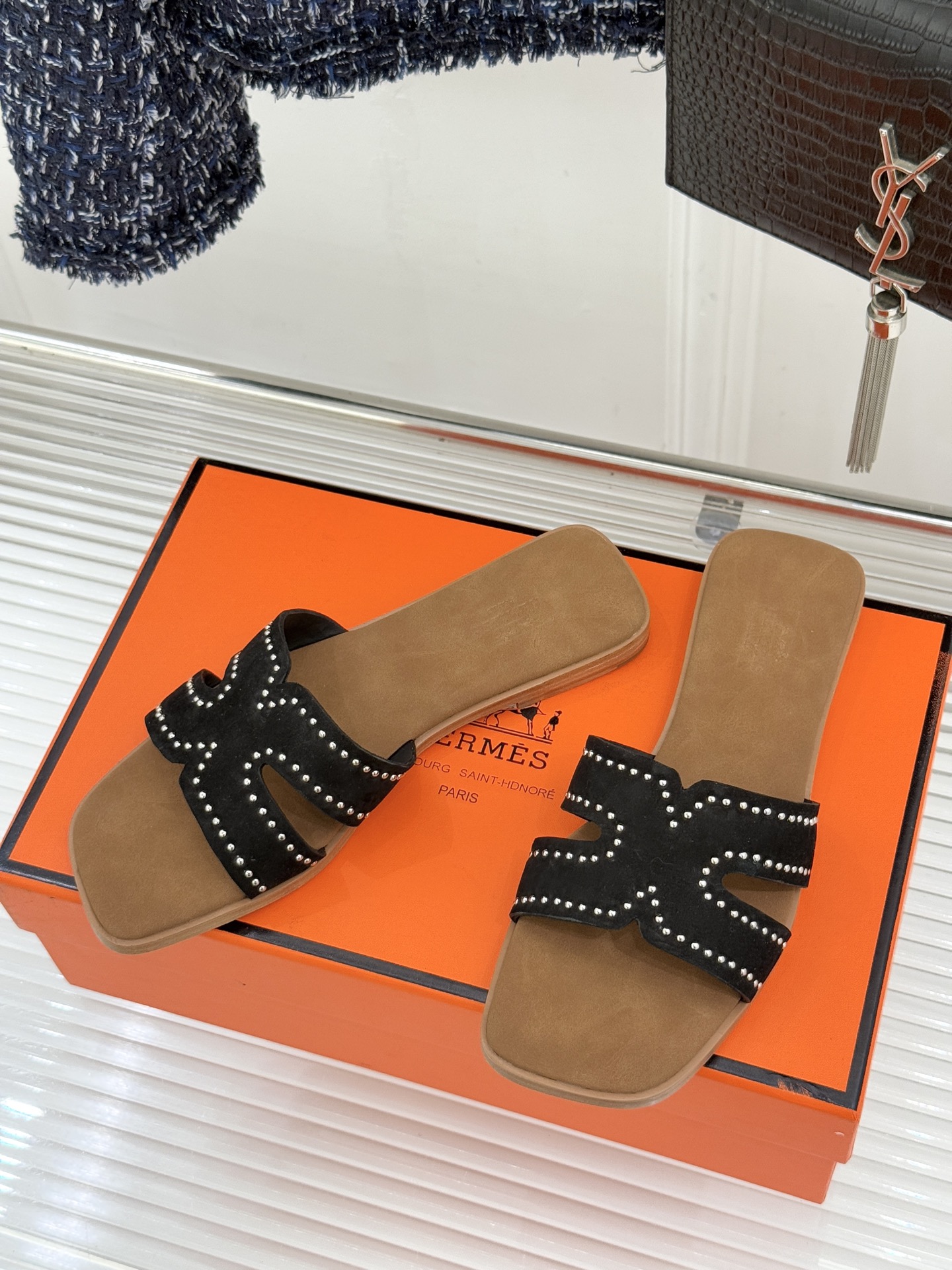 Hermès/爱马仕万年经典平底H拖鞋将简约美学与极致工艺完美融合。平底款式 回归舒适本真 贴合足底曲线