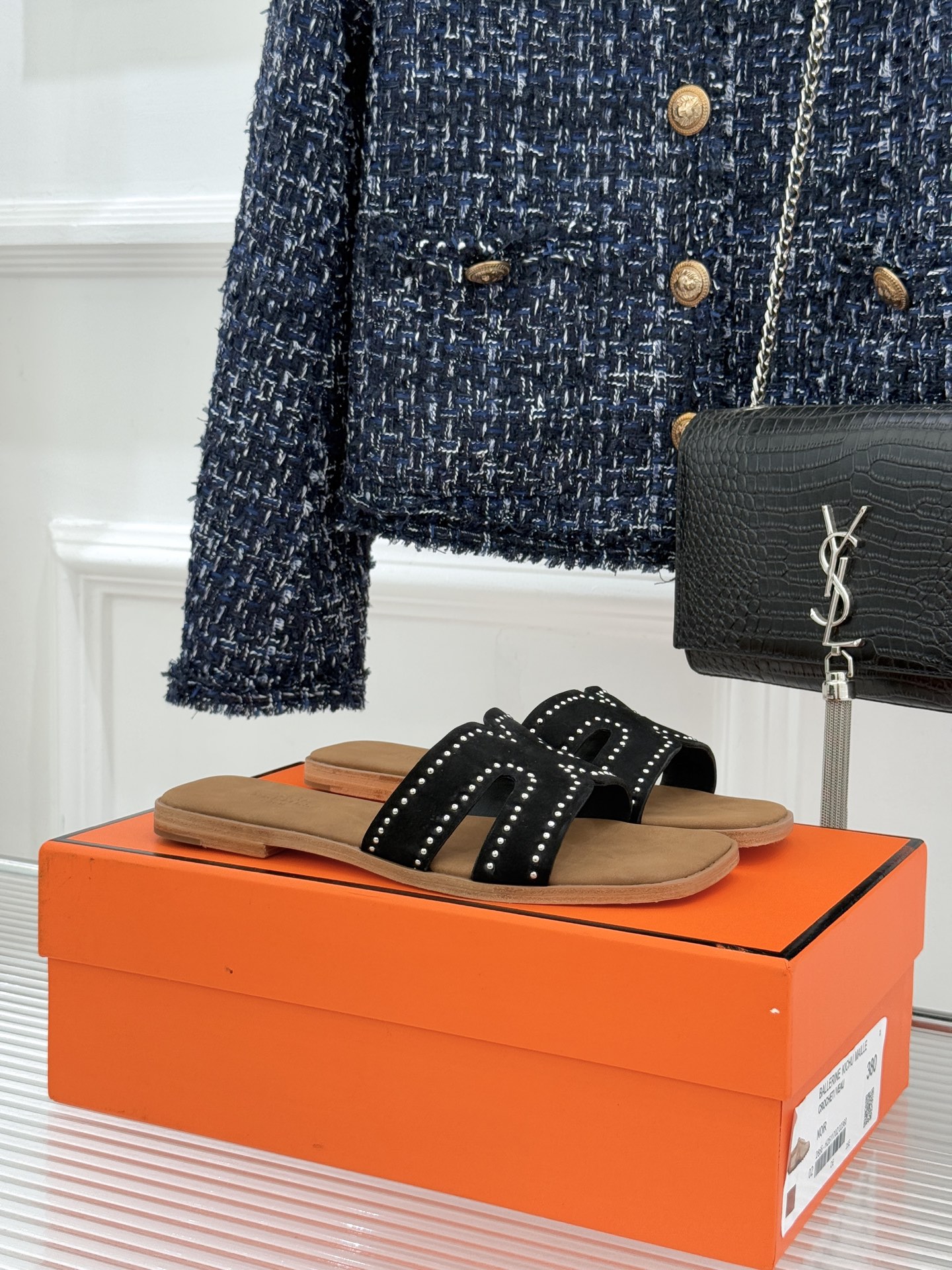 Hermès/爱马仕万年经典平底H拖鞋将简约美学与极致工艺完美融合。平底款式 回归舒适本真 贴合足底曲线