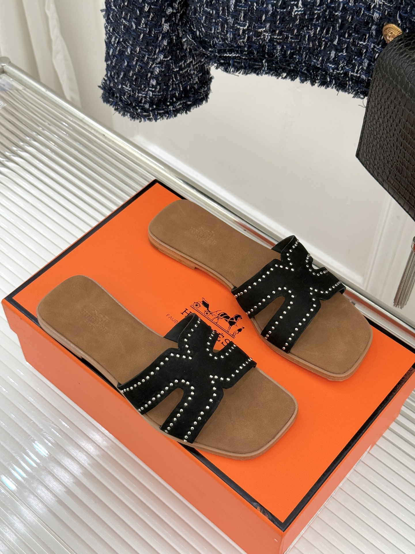 Hermès/爱马仕万年经典平底H拖鞋将简约美学与极致工艺完美融合。平底款式 回归舒适本真 贴合足底曲线