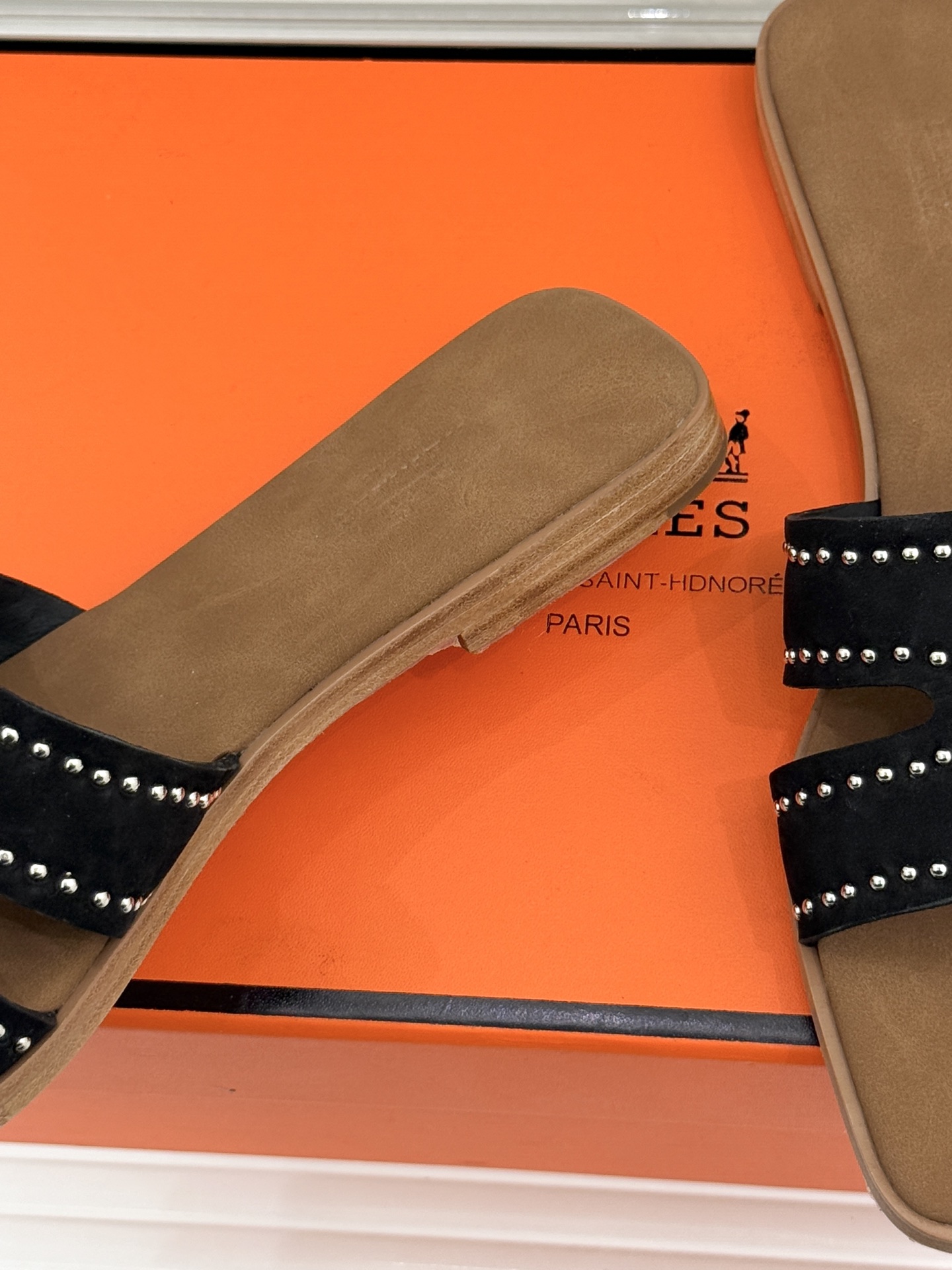 Hermès/爱马仕万年经典平底H拖鞋将简约美学与极致工艺完美融合。平底款式 回归舒适本真 贴合足底曲线